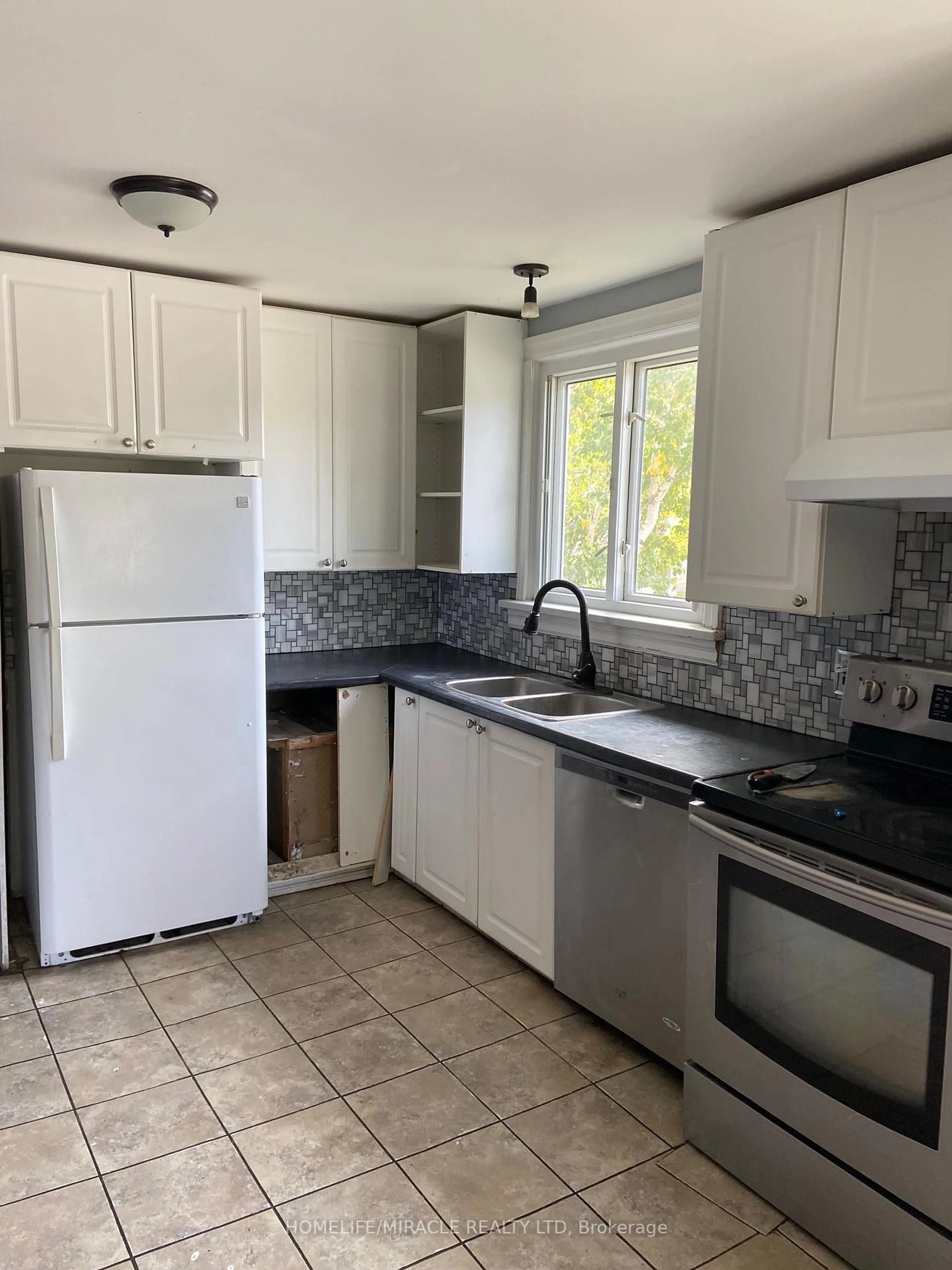 Standard kitchen, cottage for 91 Wellington St, Barrie Ontario L4N 1K8