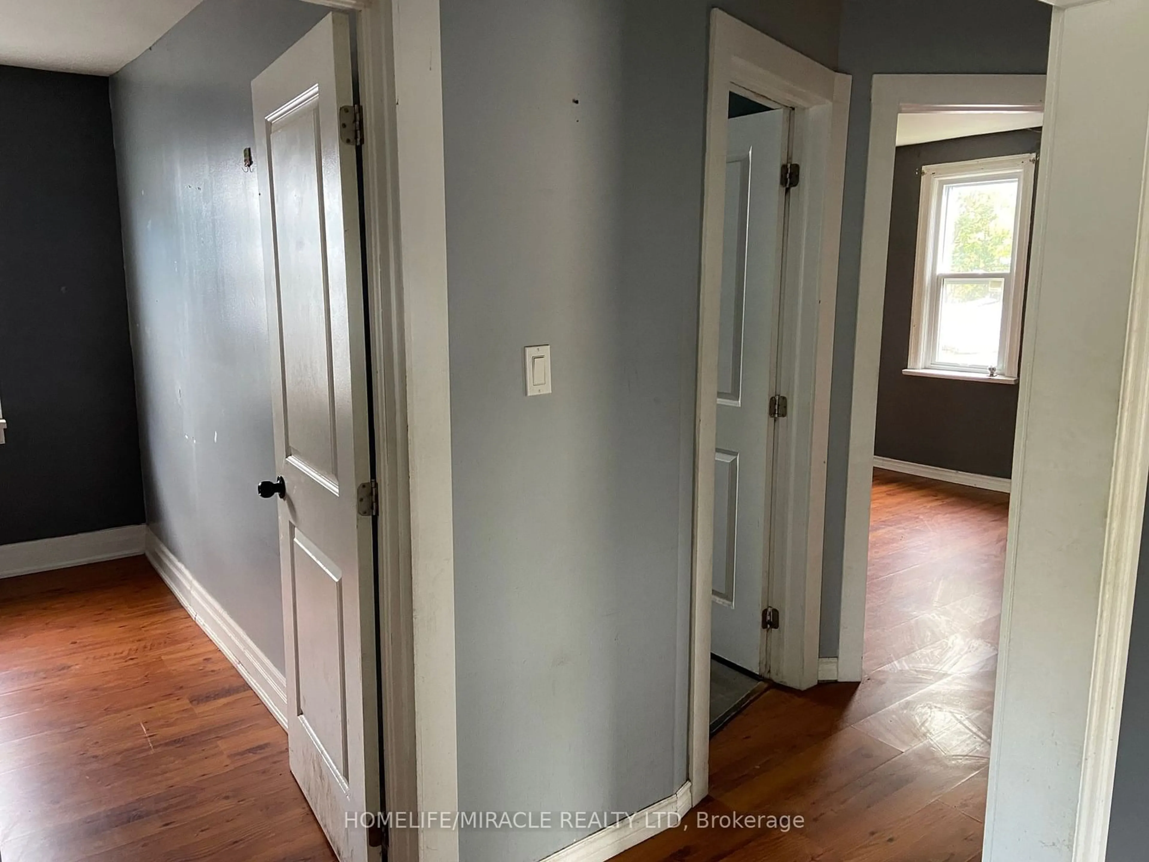 Indoor entryway, wood floors for 91 Wellington St, Barrie Ontario L4N 1K8