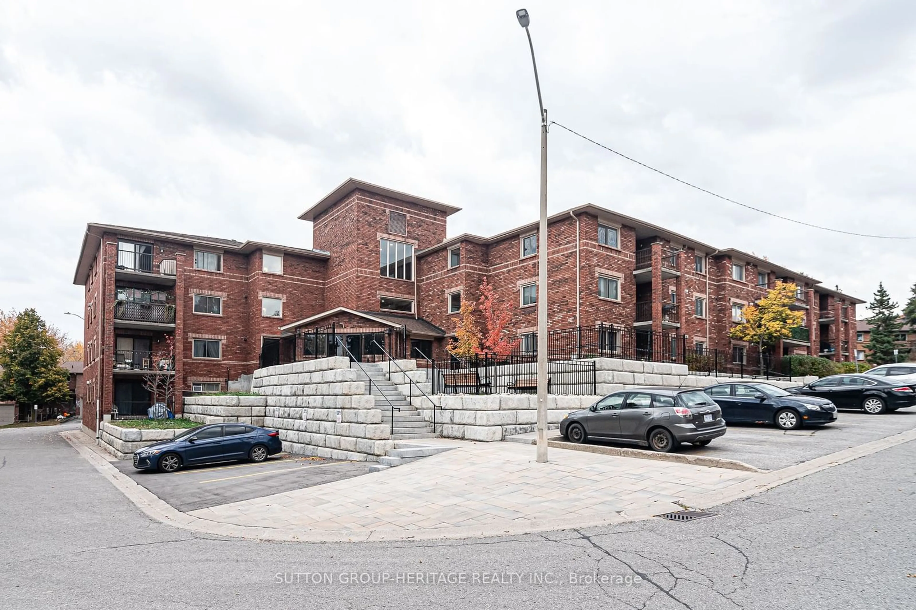 A pic from exterior of the house or condo, the front or back of building for 1 Quail Cres #307, Barrie Ontario L4N 6W9