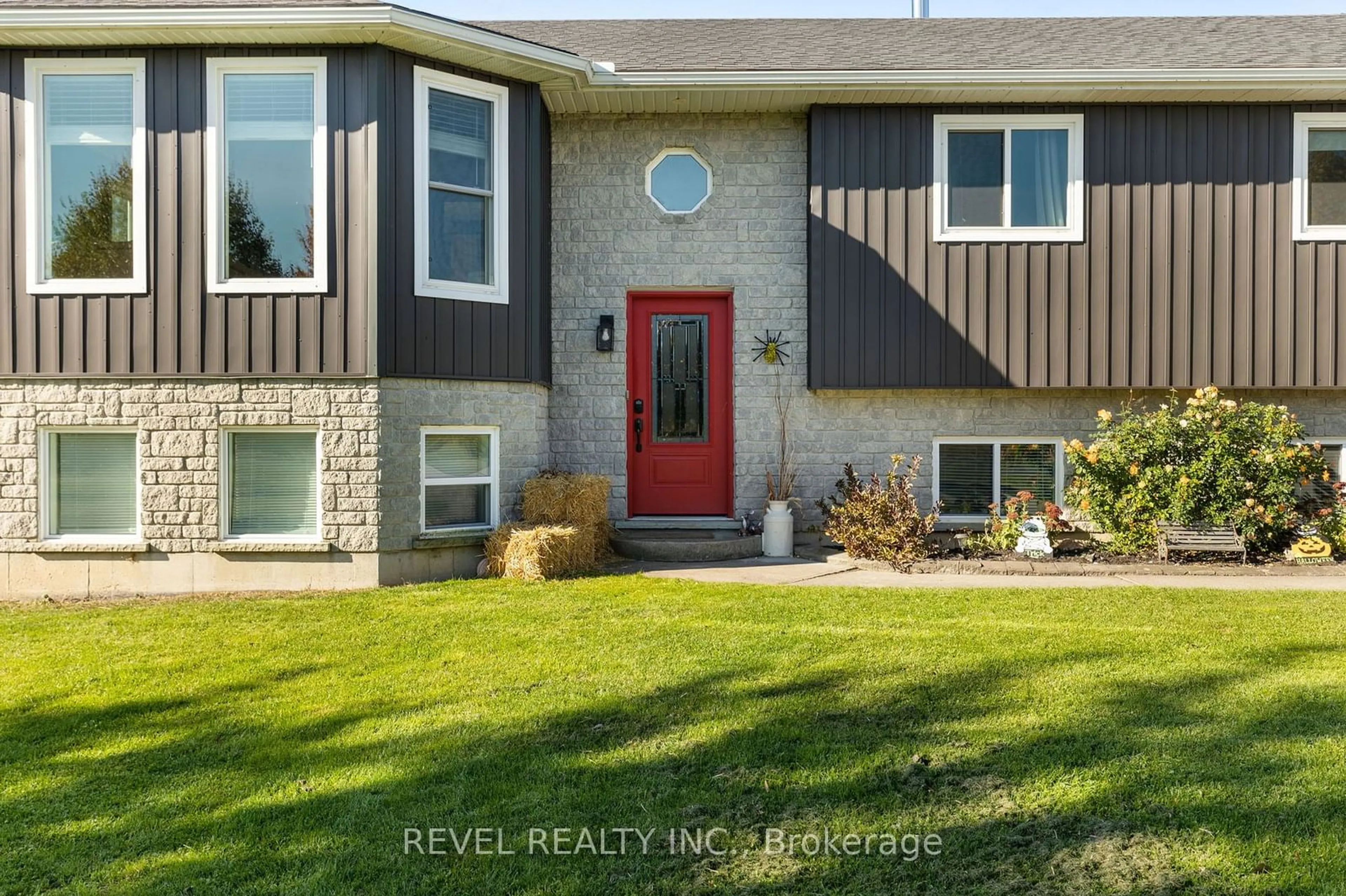 Frontside or backside of a home, the street view for 1866 Old Second Rd, Springwater Ontario L0L 1V0