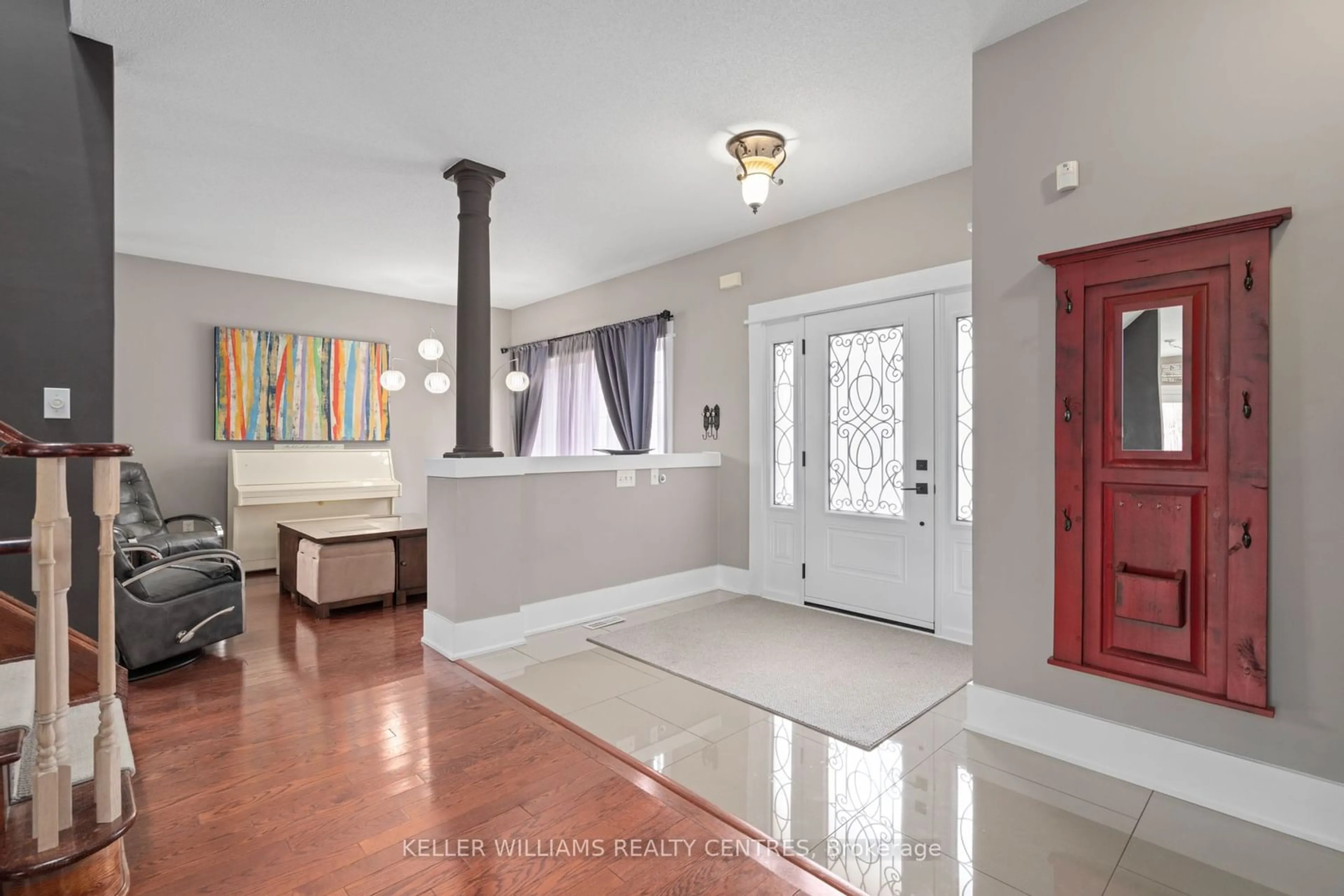 Indoor entryway, wood floors for 59 Carley Cres, Barrie Ontario L4N 0M8