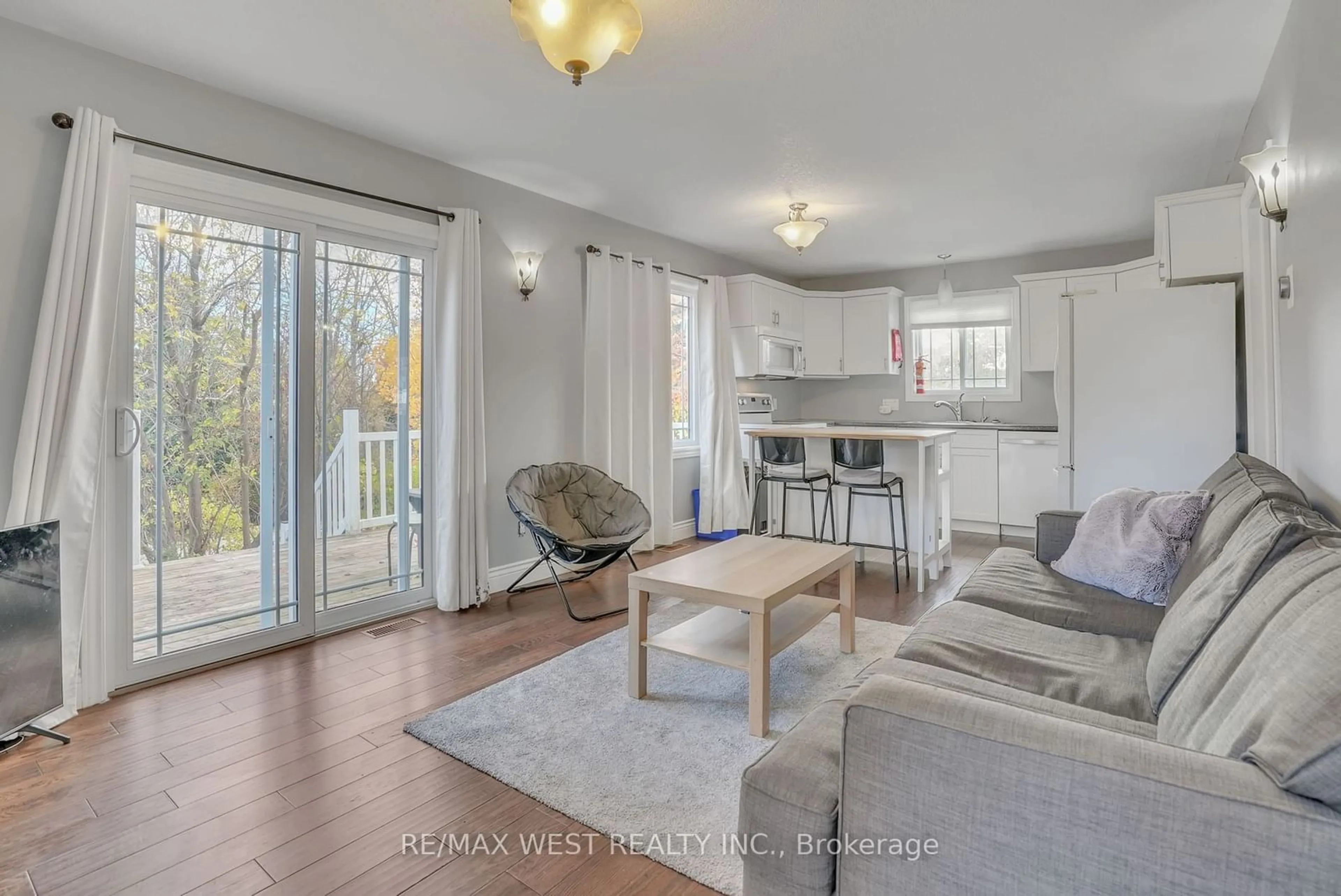 Living room, wood floors for 428 Barnes Ave, Tay Ontario L0K 1R0