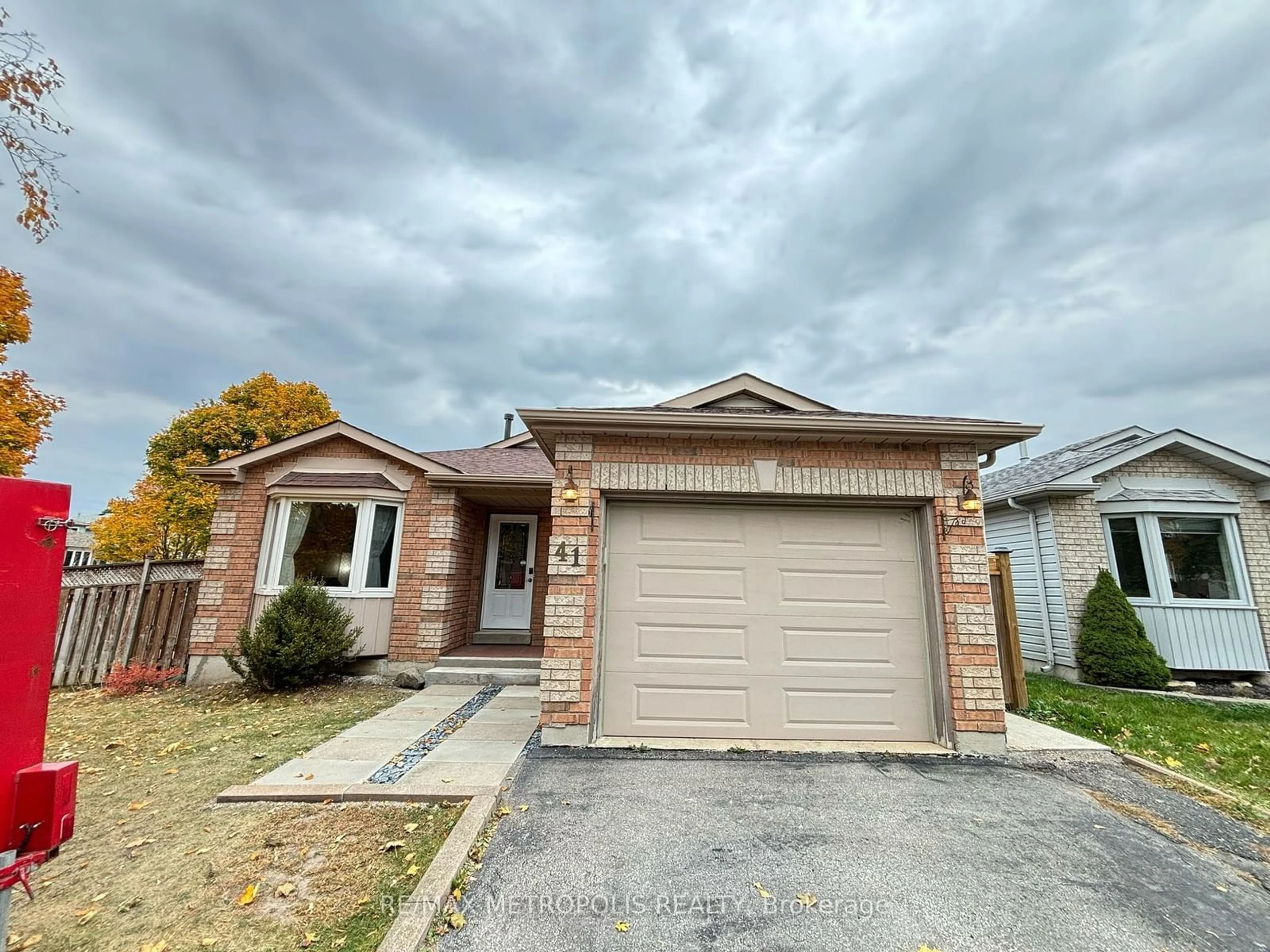 Frontside or backside of a home, the street view for 41 Assiniboine Dr, Barrie Ontario L4N 8G4