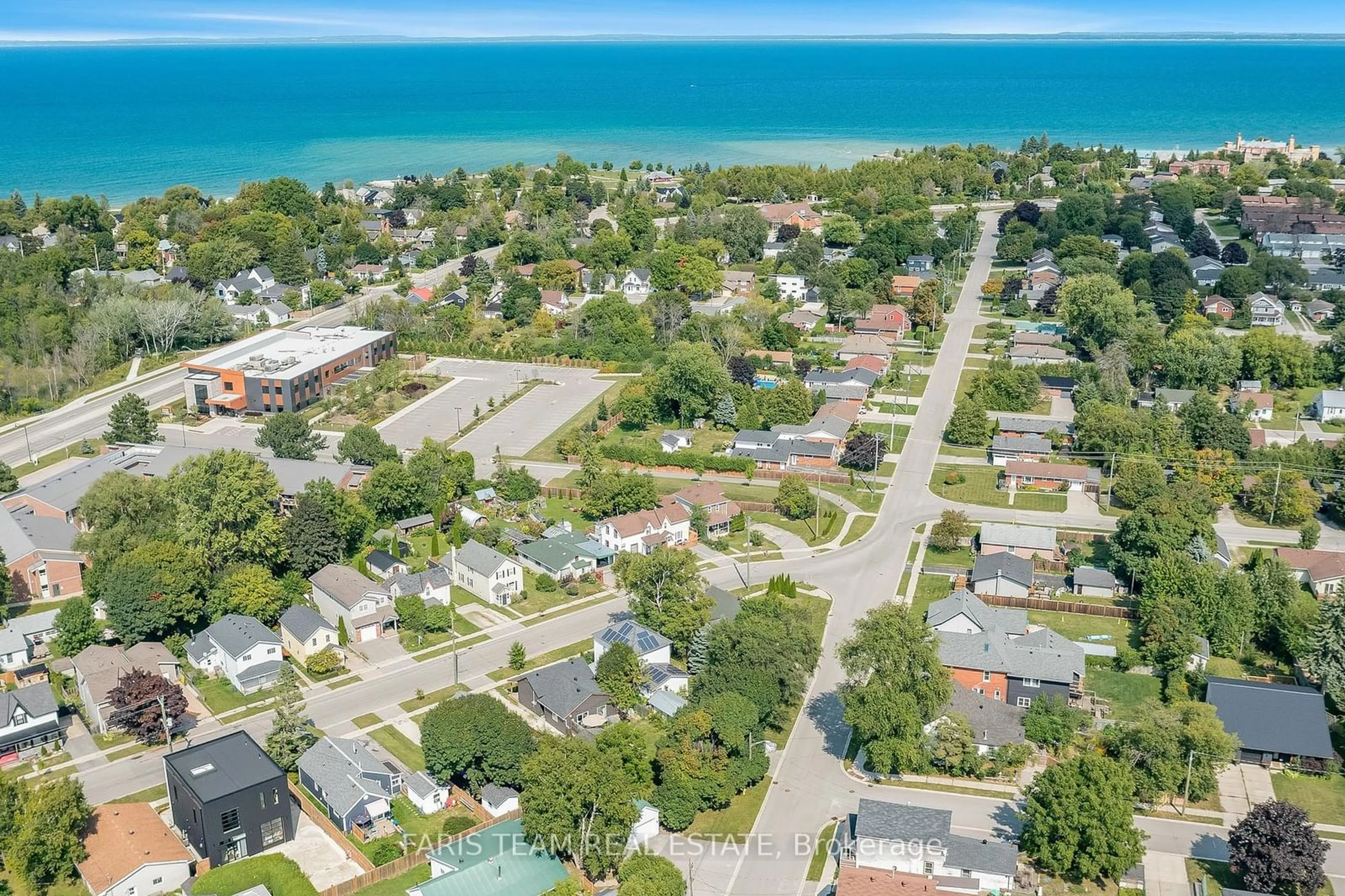 A pic from outside/outdoor area/front of a property/back of a property/a pic from drone, street for 131 Rodney St, Collingwood Ontario L9Y 1E2