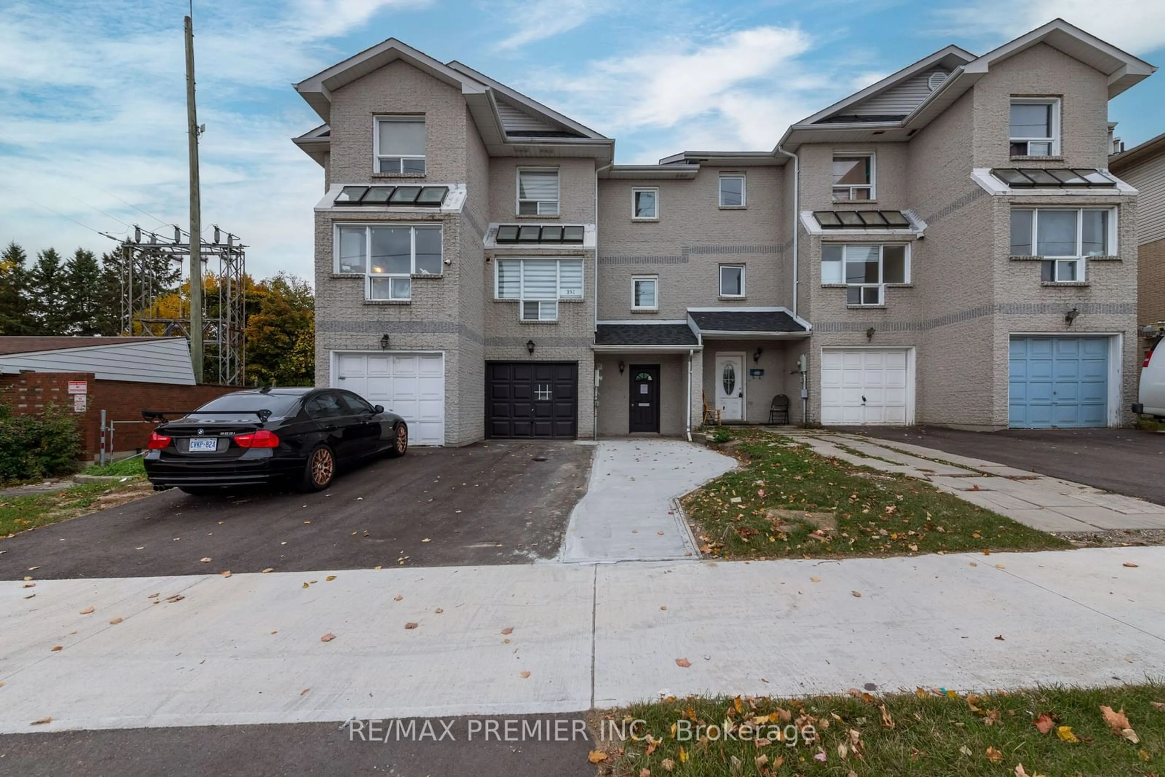 A pic from exterior of the house or condo, the street view for 352 Duckworth St, Barrie Ontario L4M 6L7