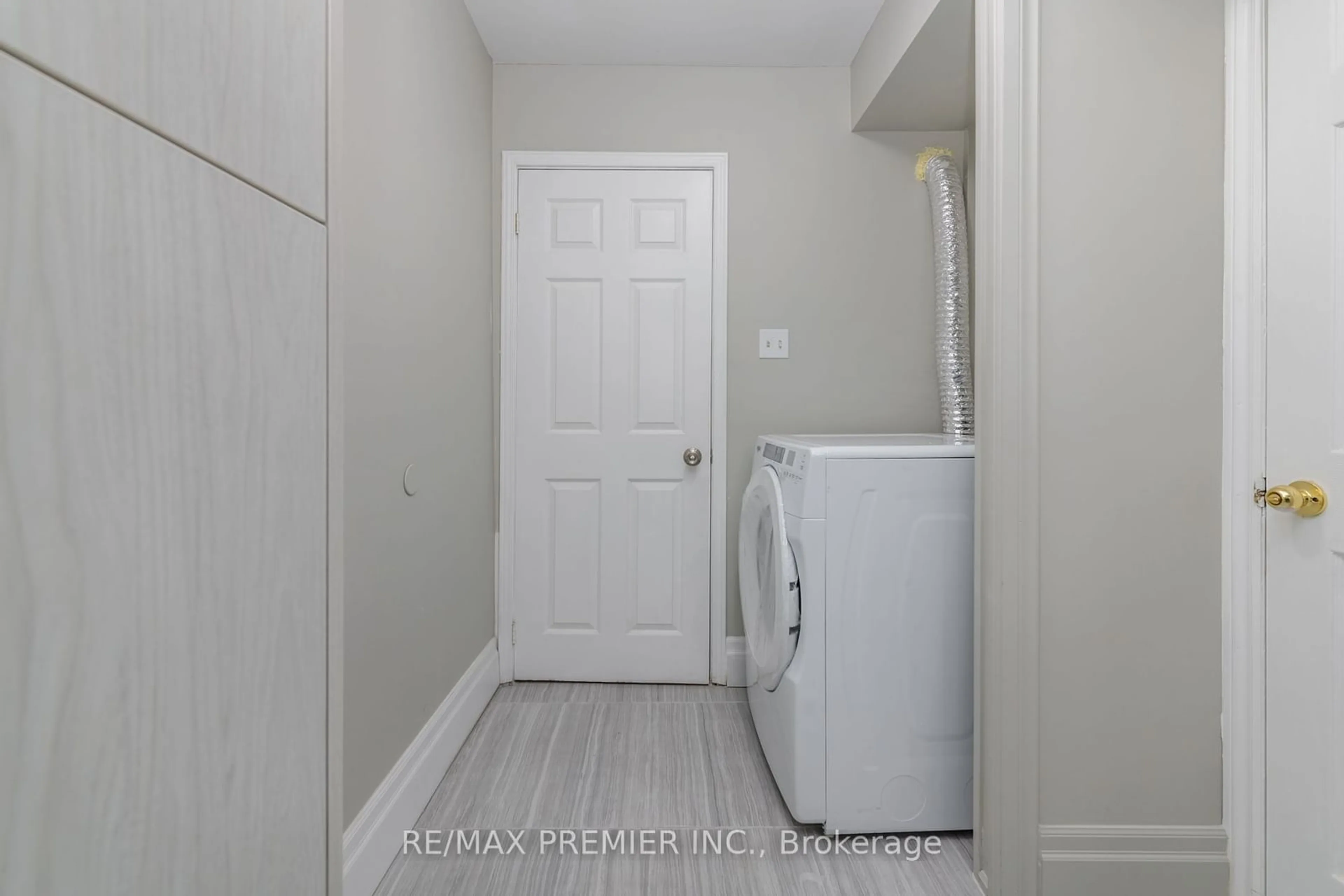 Laundry room for 352 Duckworth St, Barrie Ontario L4M 6L7