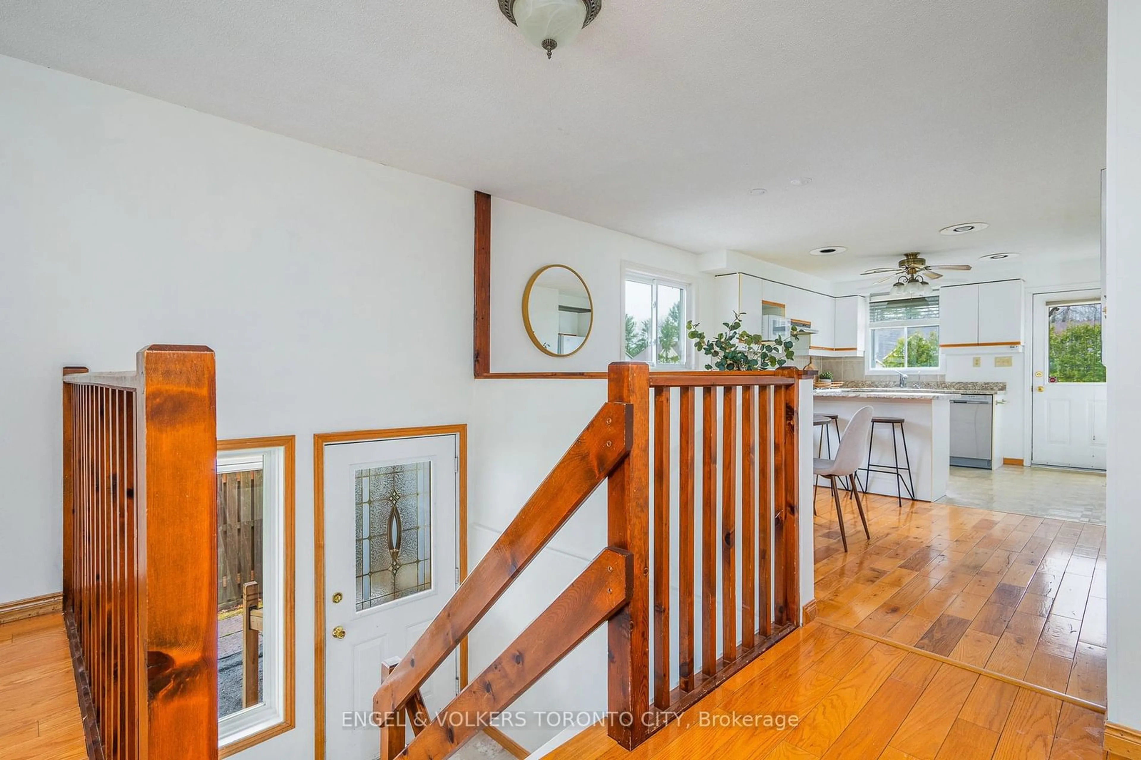 Indoor entryway, wood floors for 381 Zoo Park Rd, Wasaga Beach Ontario L9Z 1S7