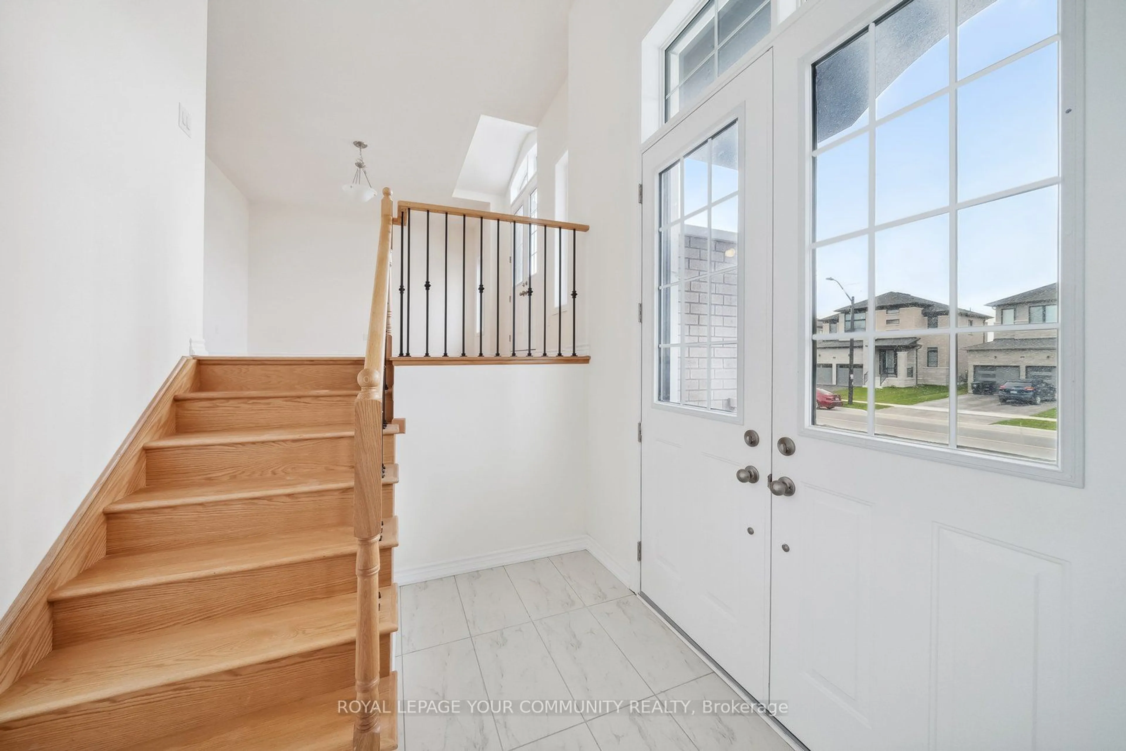 Indoor entryway, wood floors for 83 Sun Valley Ave, Wasaga Beach Ontario L9Z 0N7