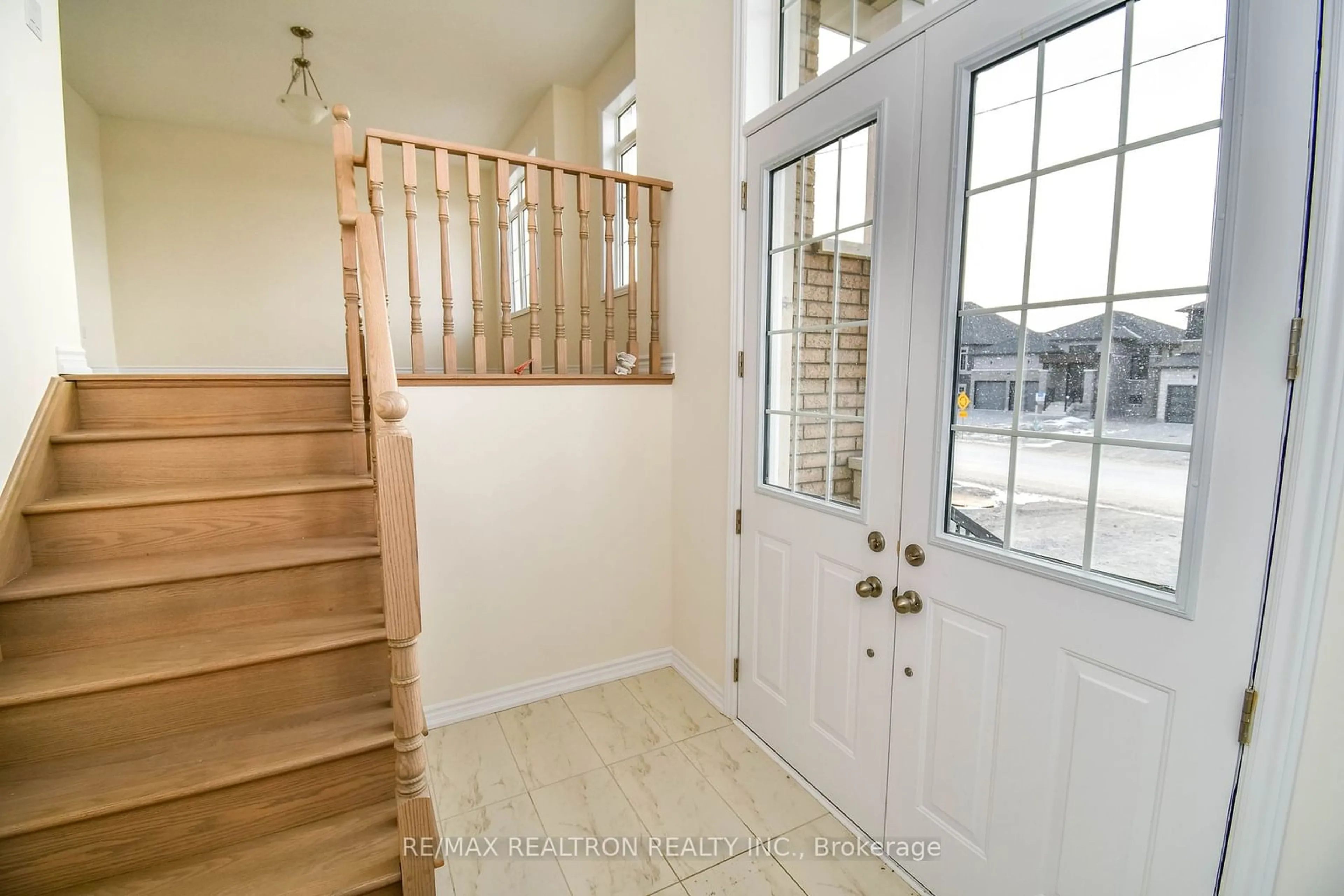 Indoor entryway, wood floors for 75 Sun Valley Ave, Wasaga Beach Ontario L9Z 0N7