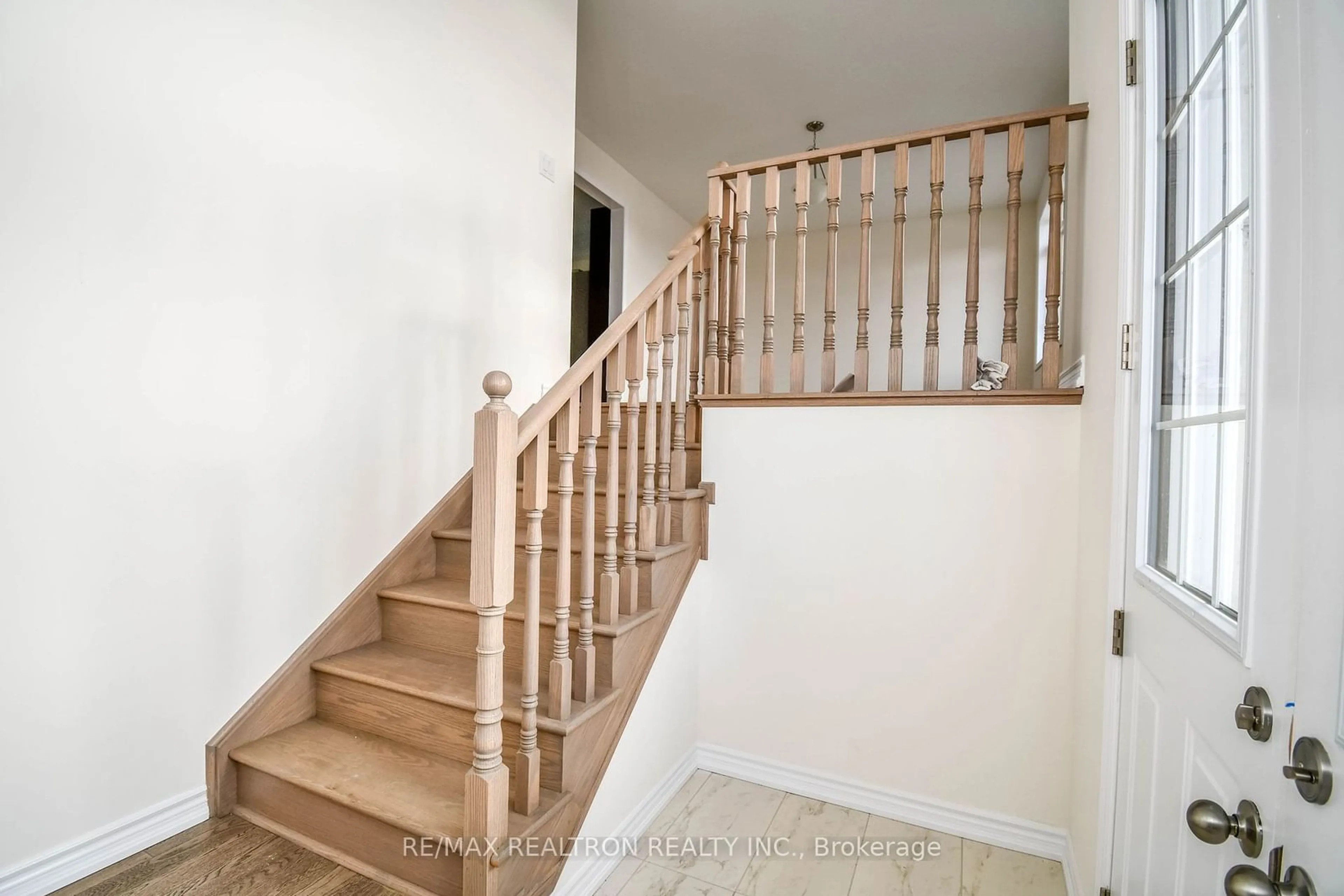 Stairs for 75 Sun Valley Ave, Wasaga Beach Ontario L9Z 0N7