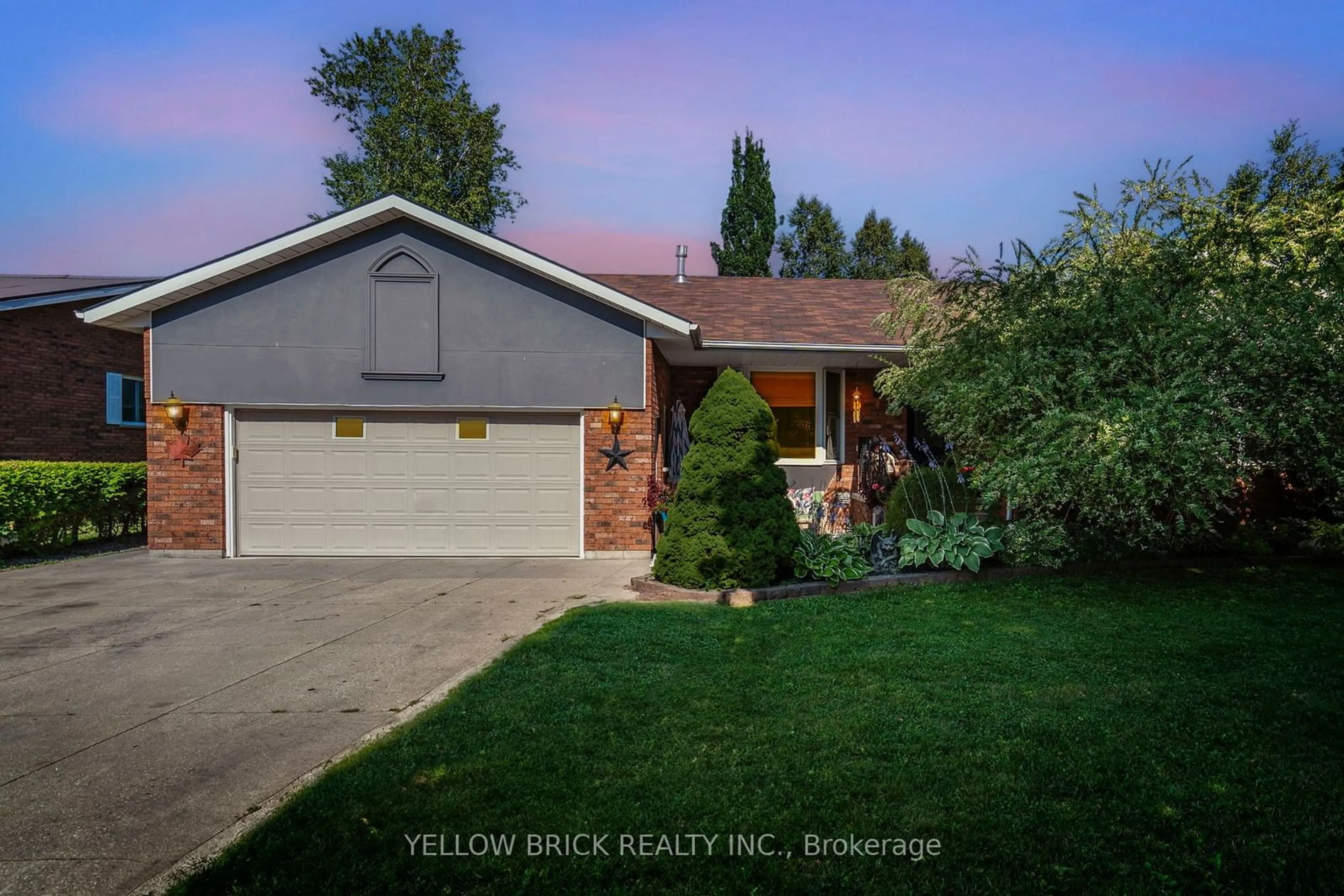 Frontside or backside of a home, the street view for 16 Smart Crt, Collingwood Ontario L9Y 4S1