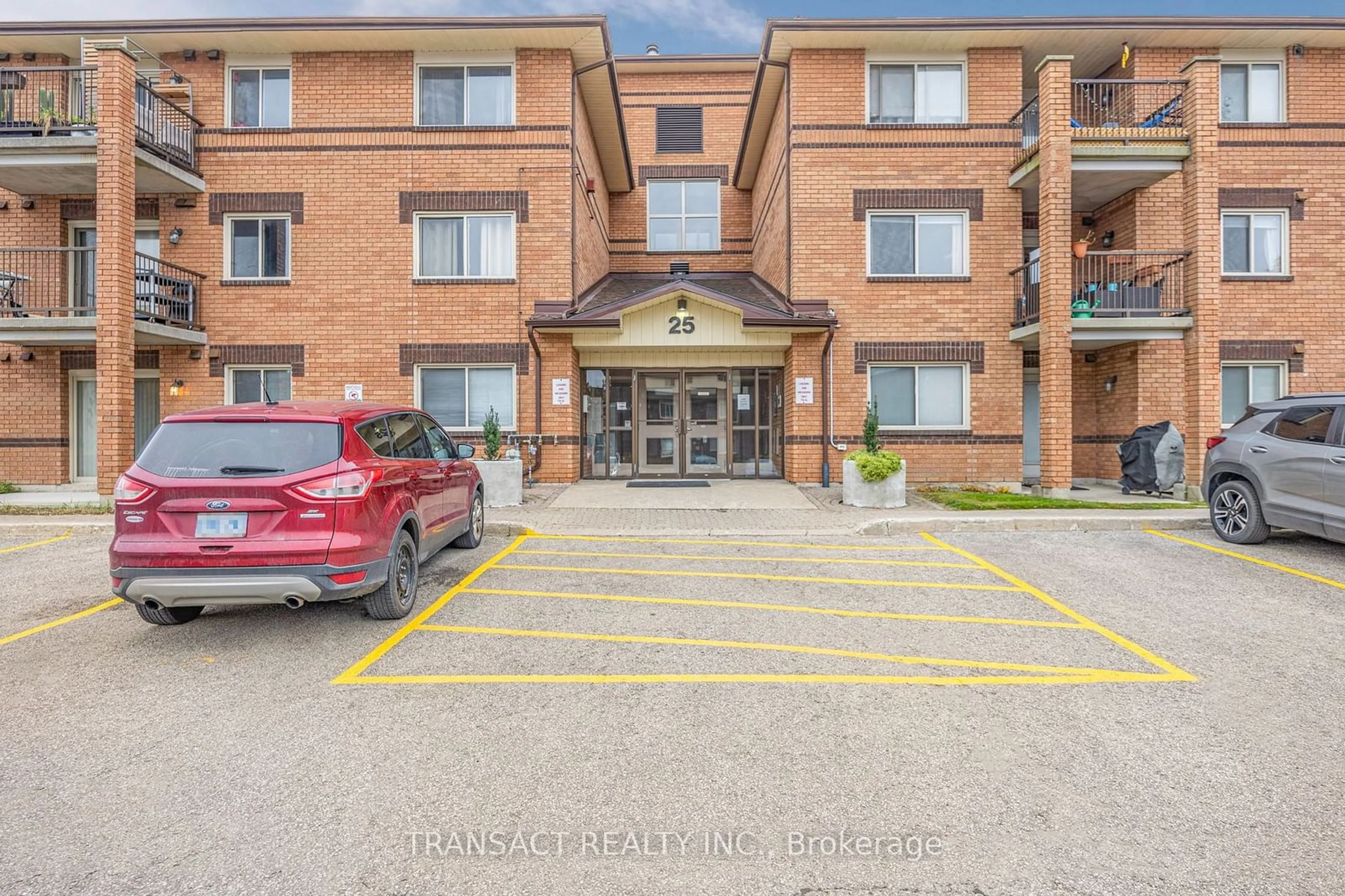 A pic from exterior of the house or condo, the front or back of building for 25 Meadow Lane #108, Barrie Ontario L4N 7K2