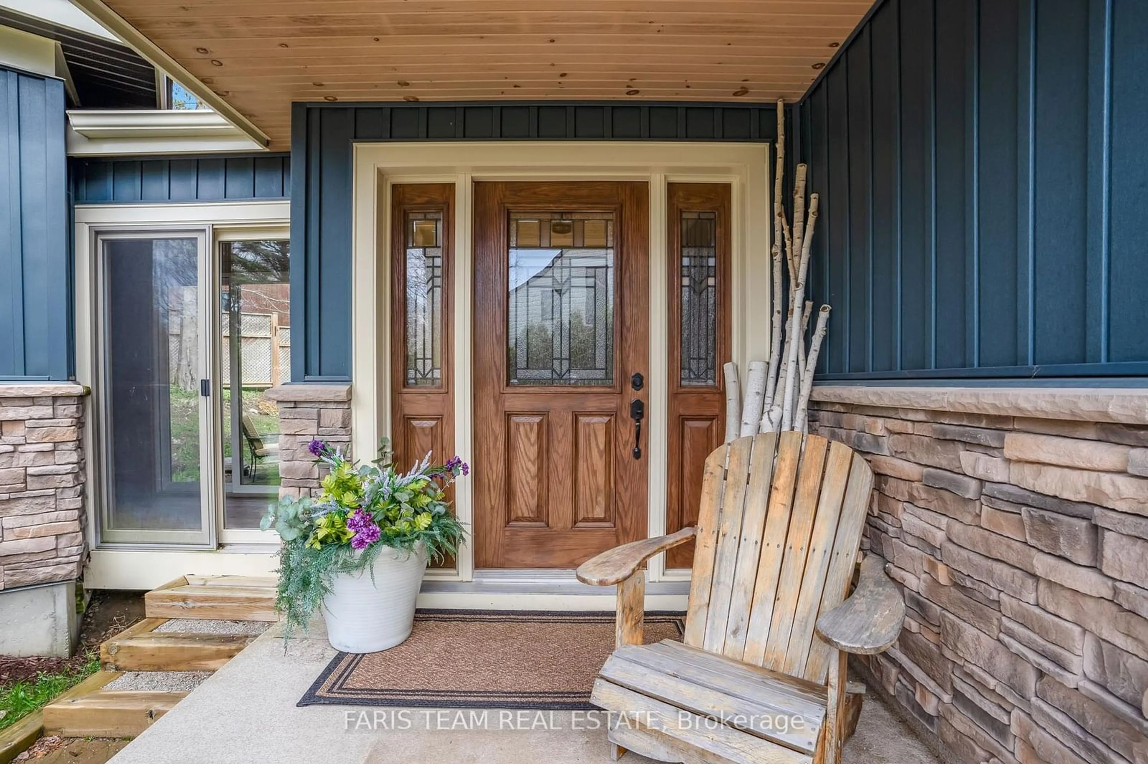 Indoor entryway, wood floors for 7 Pine Pt, Oro-Medonte Ontario L4M 4Y8