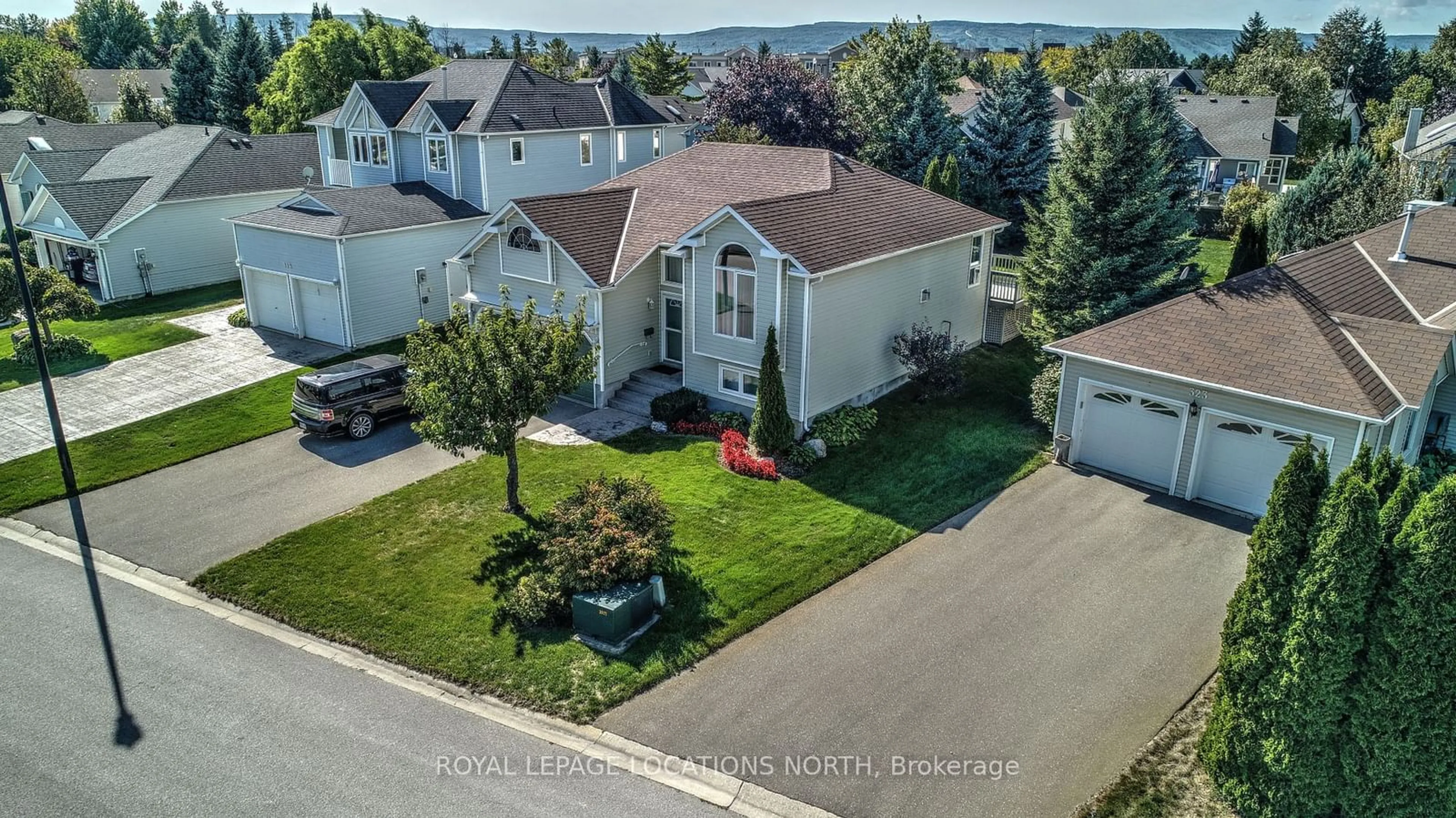 A pic from exterior of the house or condo, the street view for 321 Balsam St, Collingwood Ontario L9Y 5B9