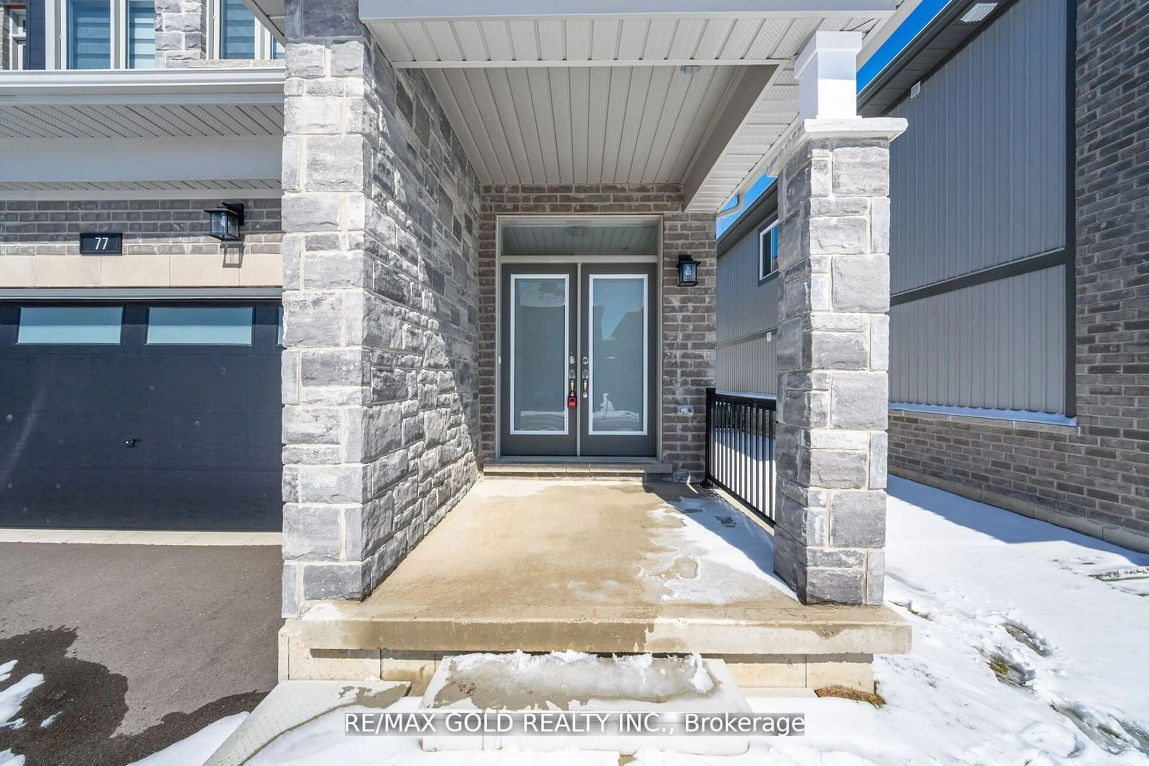 Indoor entryway, cement floor for 77 Alaskan Hts, Barrie Ontario L9J 0H9