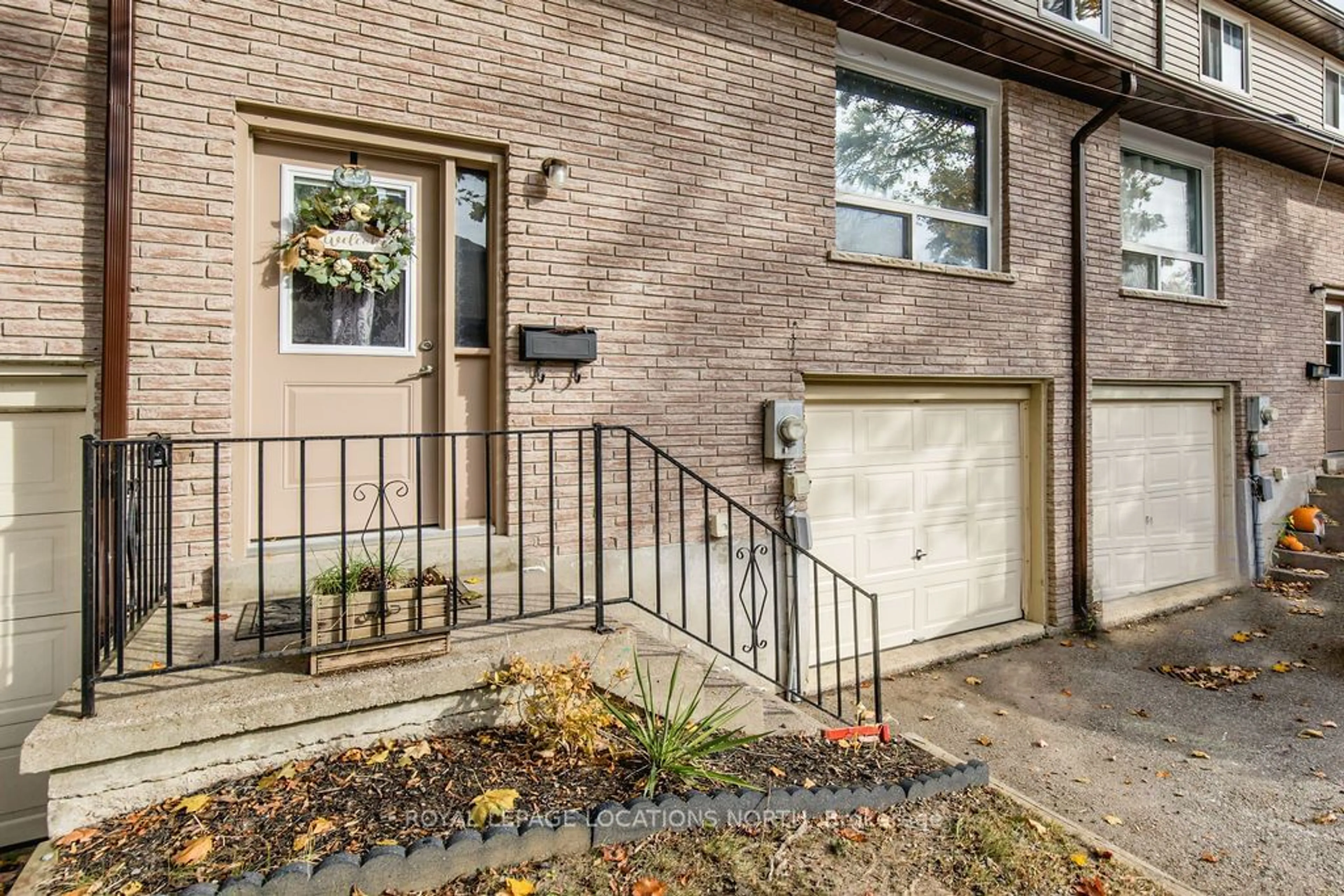 A pic from exterior of the house or condo, the street view for 1095 Mississaga St #77, Orillia Ontario L3V 6W7