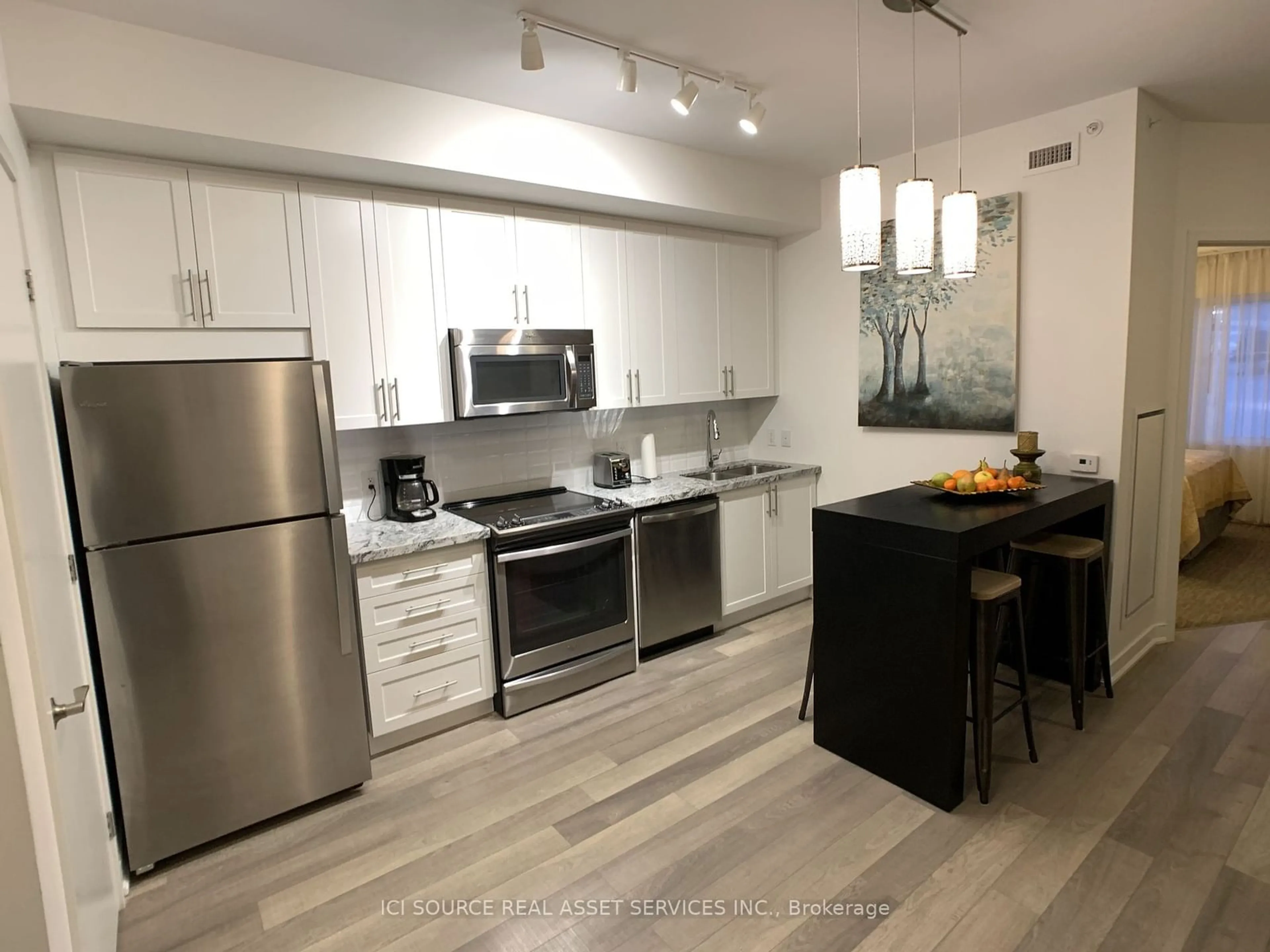 Open concept kitchen for 40 Horseshoe Blvd #405, Oro-Medonte Ontario L4M 4Y8