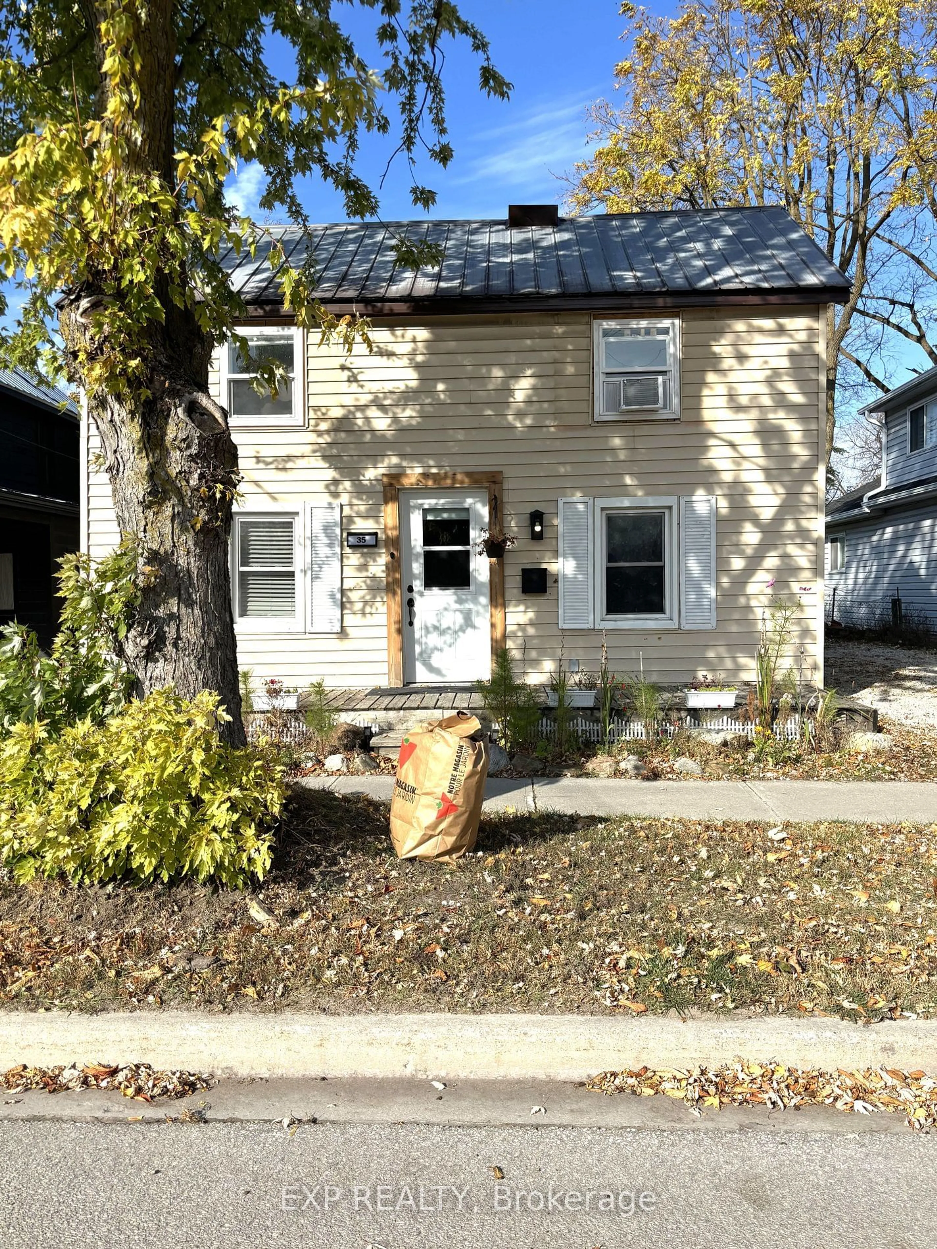 Frontside or backside of a home, cottage for 35 Sixth St, Collingwood Ontario L9Y 1Y8