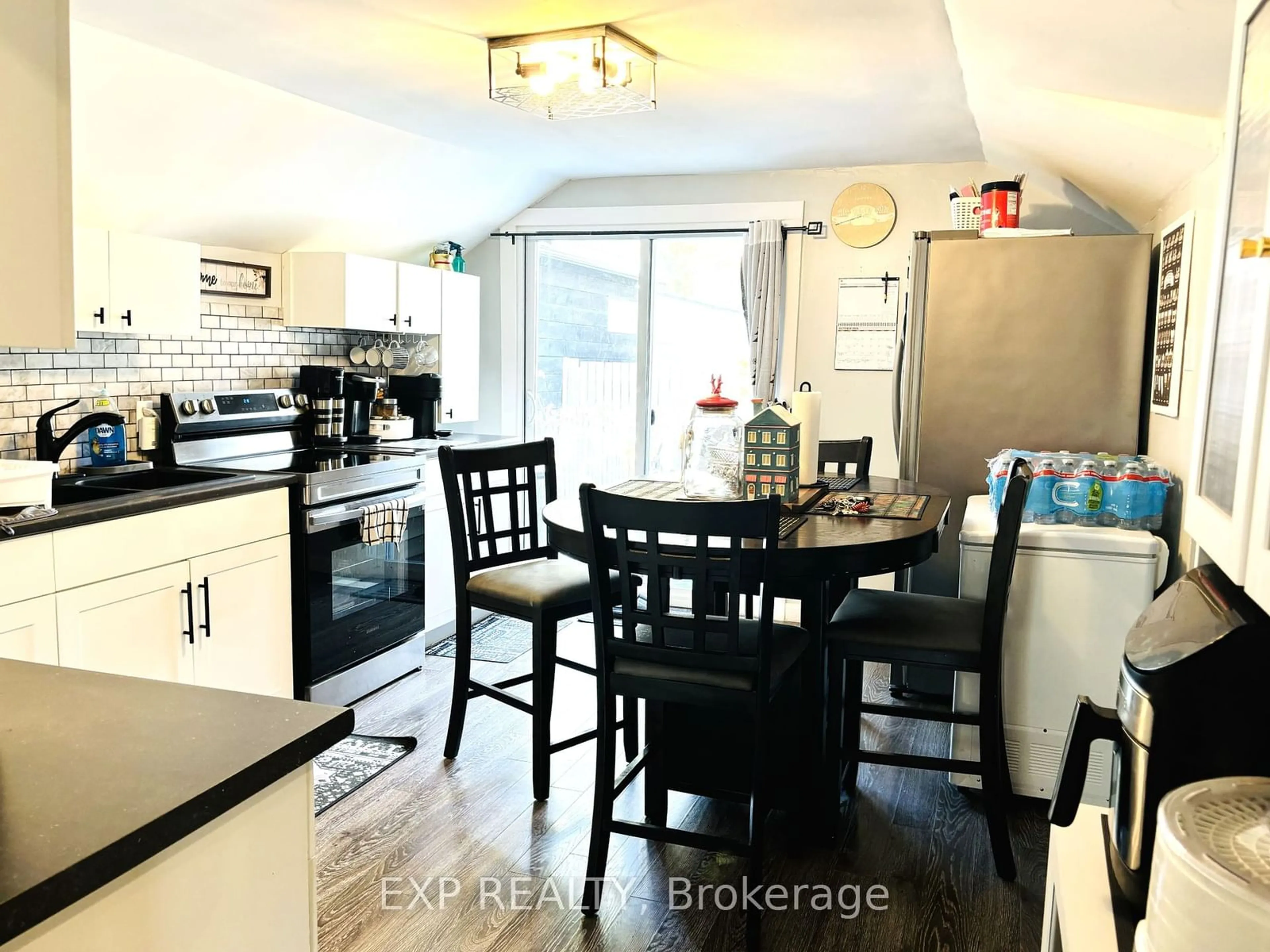 Open concept kitchen for 35 Sixth St, Collingwood Ontario L9Y 1Y8