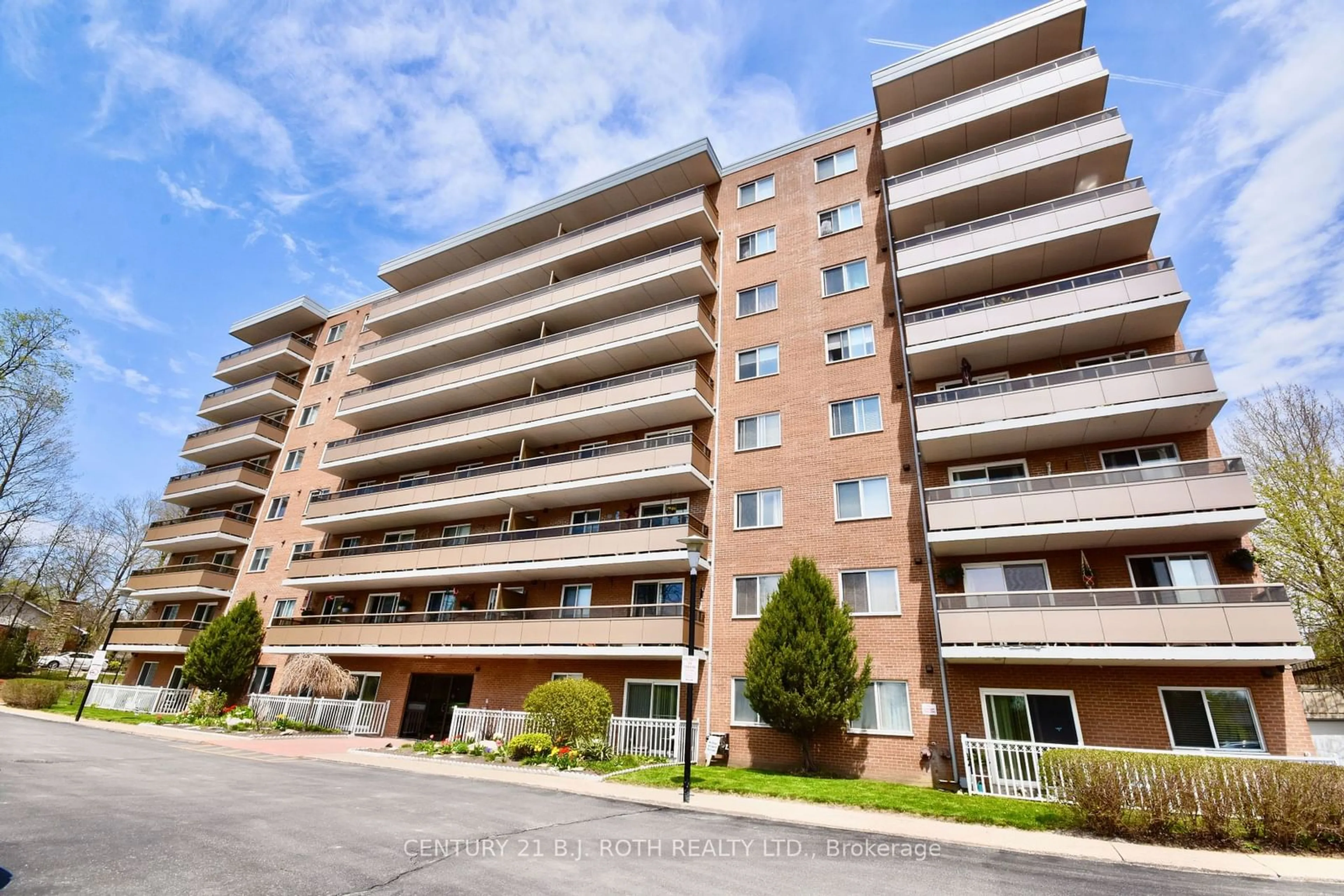 A pic from exterior of the house or condo, the front or back of building for 414 Blake St #405, Barrie Ontario L4M 5J7