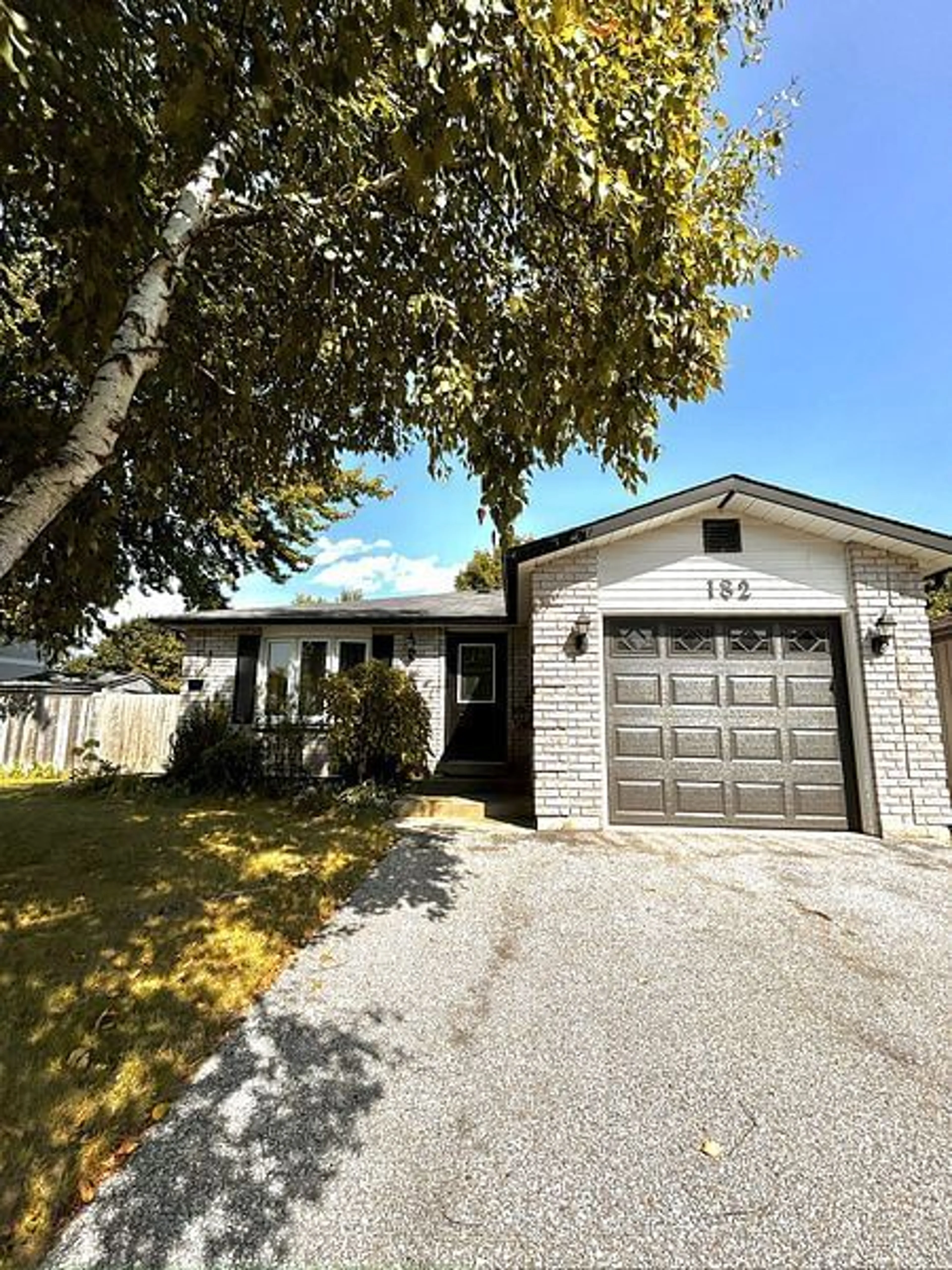 Frontside or backside of a home, cottage for 182 Lillian Cres, Barrie Ontario L4N 5Y2