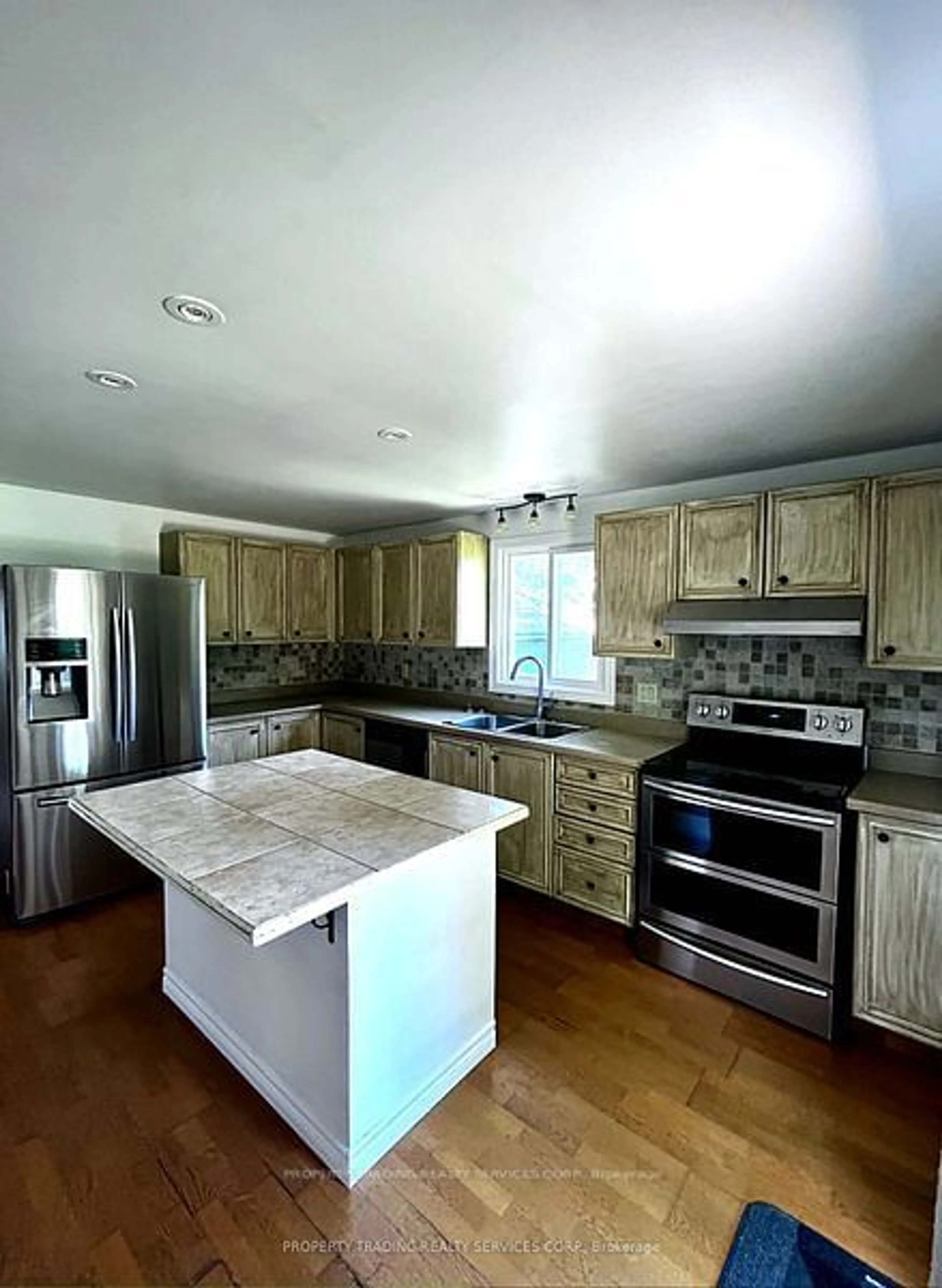 Kitchen, wood floors, cottage for 182 Lillian Cres, Barrie Ontario L4N 5Y2