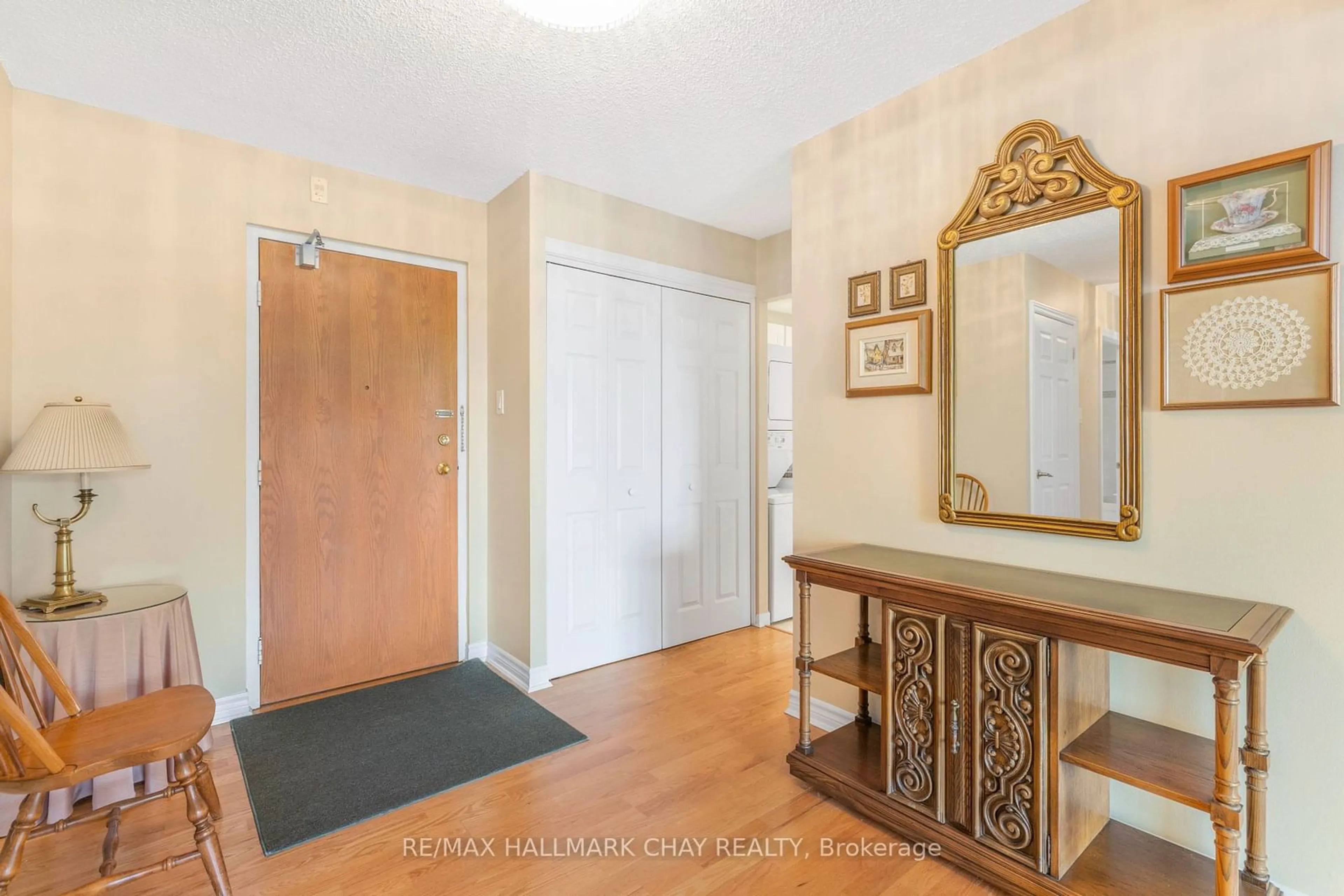 Indoor entryway, wood floors for 181 Collier St #505, Barrie Ontario L4M 5L6