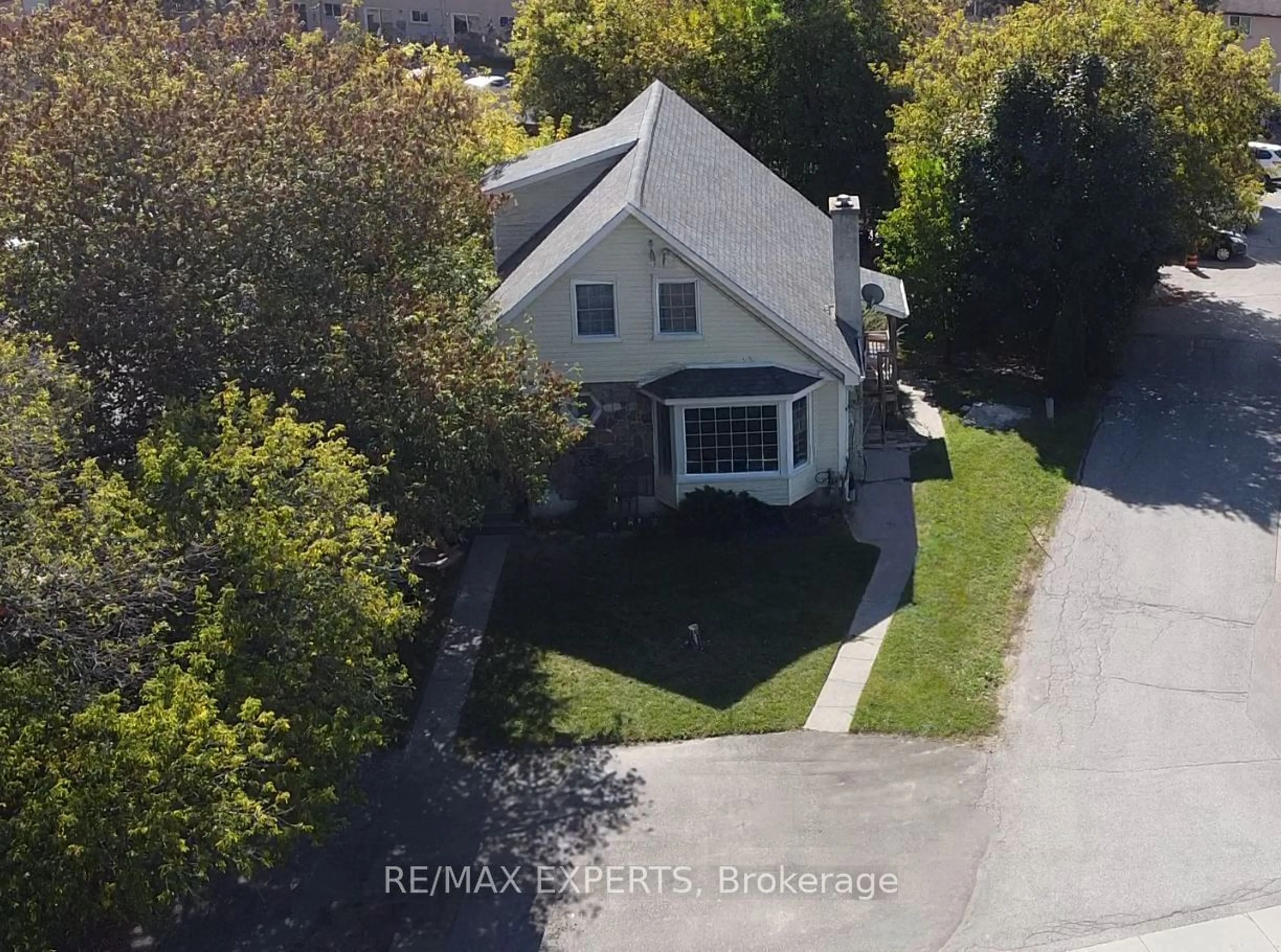 Frontside or backside of a home, the street view for 279 Blake St, Barrie Ontario L4M 1K7