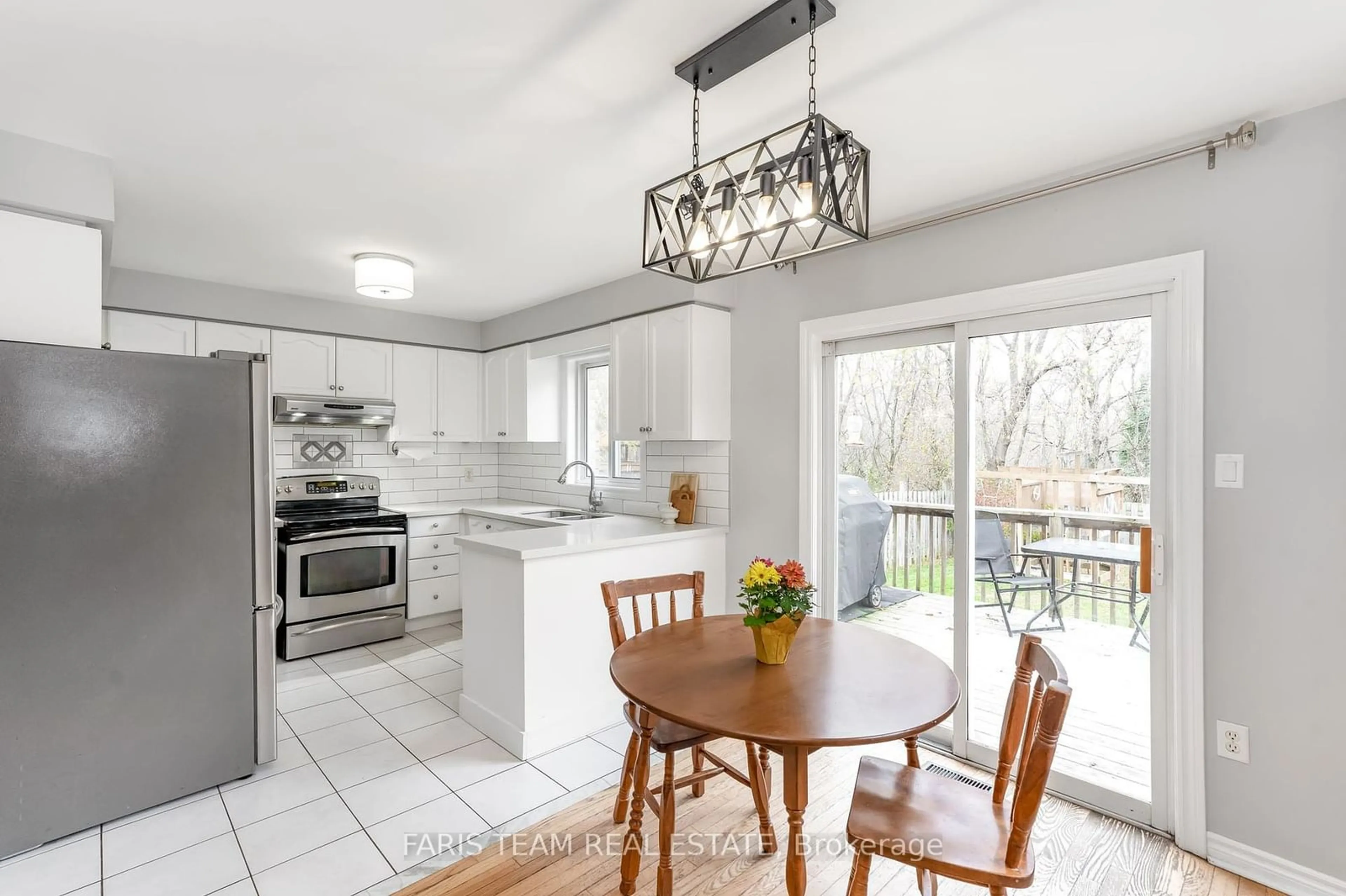 Open concept kitchen for 121 Nicholson Dr, Barrie Ontario L4N 0B2