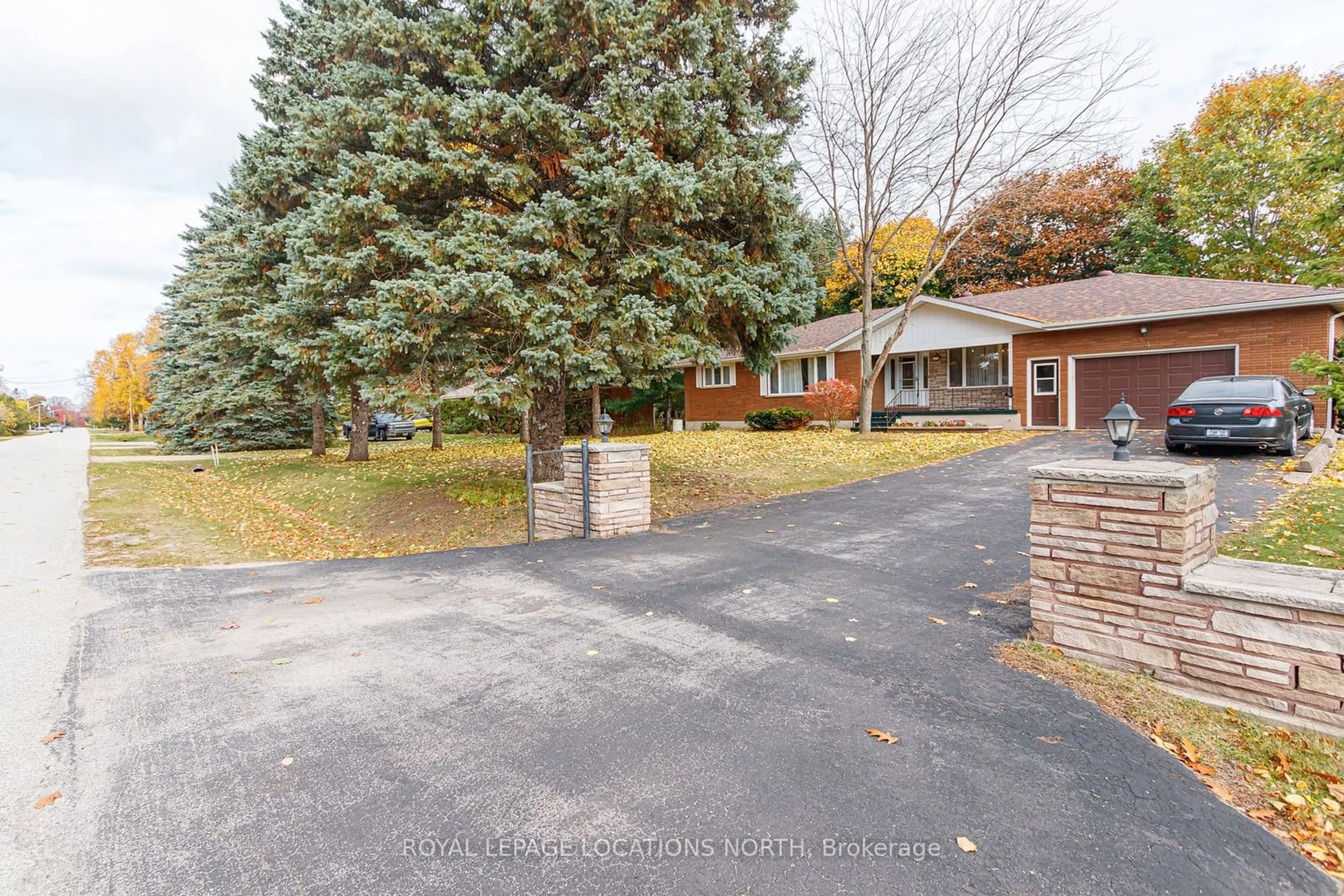 A pic from exterior of the house or condo, the street view for 54 Townley St, Clearview Ontario L0M 1S0