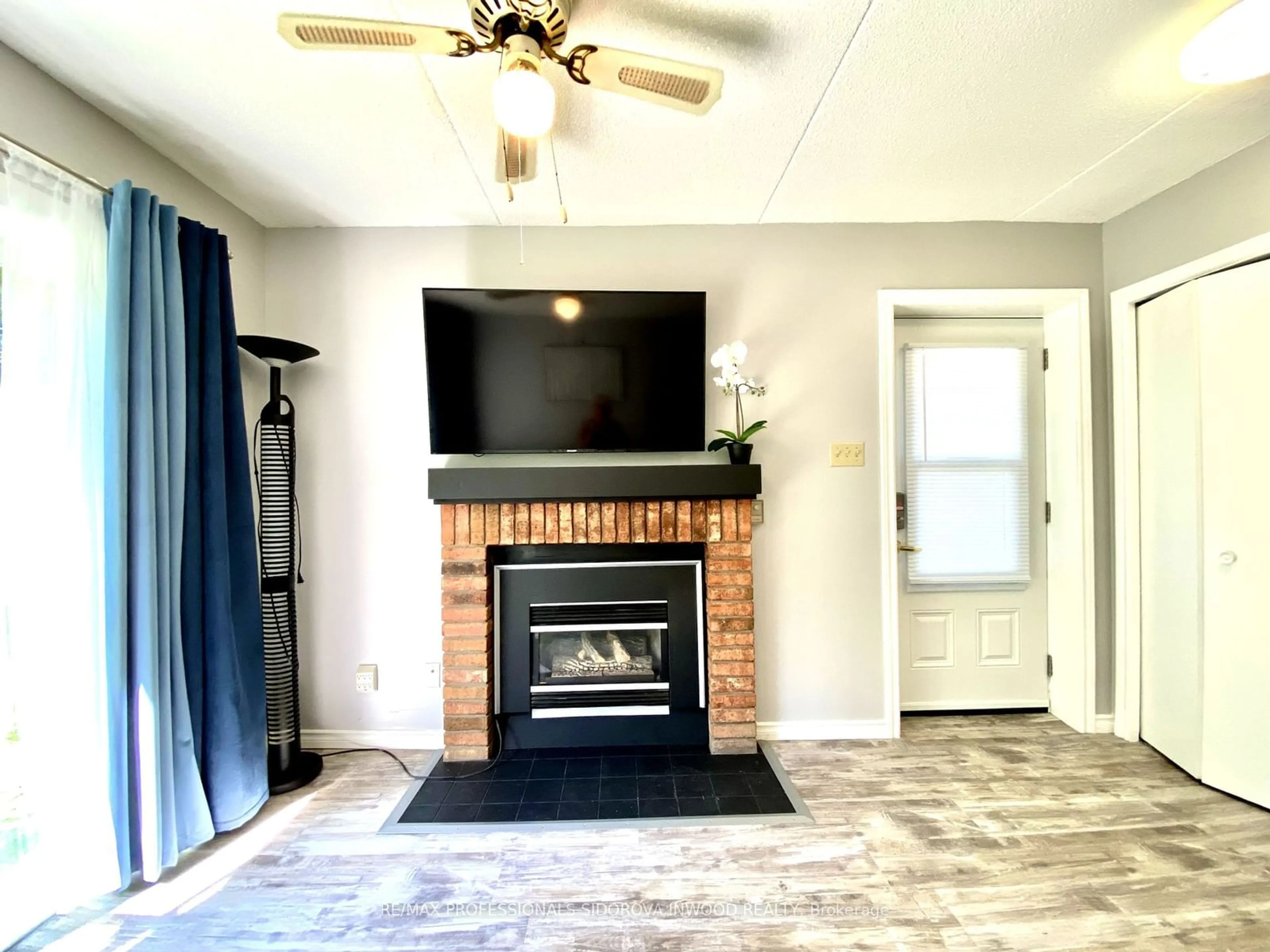 Living room, wood floors for 21 Dawson Dr #74, Collingwood Ontario L9Y 5B4