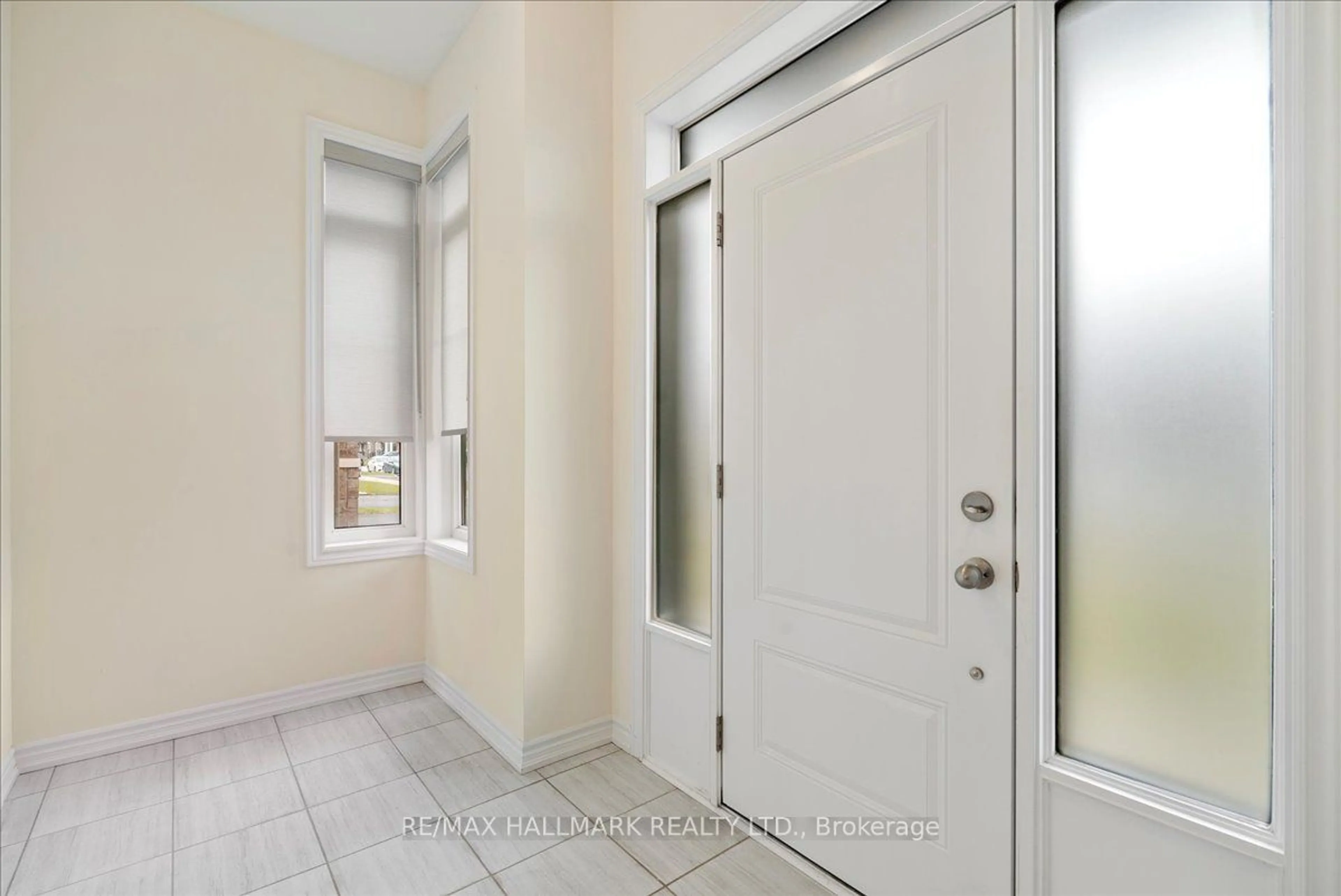 Indoor entryway, wood floors for 4 Bannister Rd, Barrie Ontario L9J 0L4