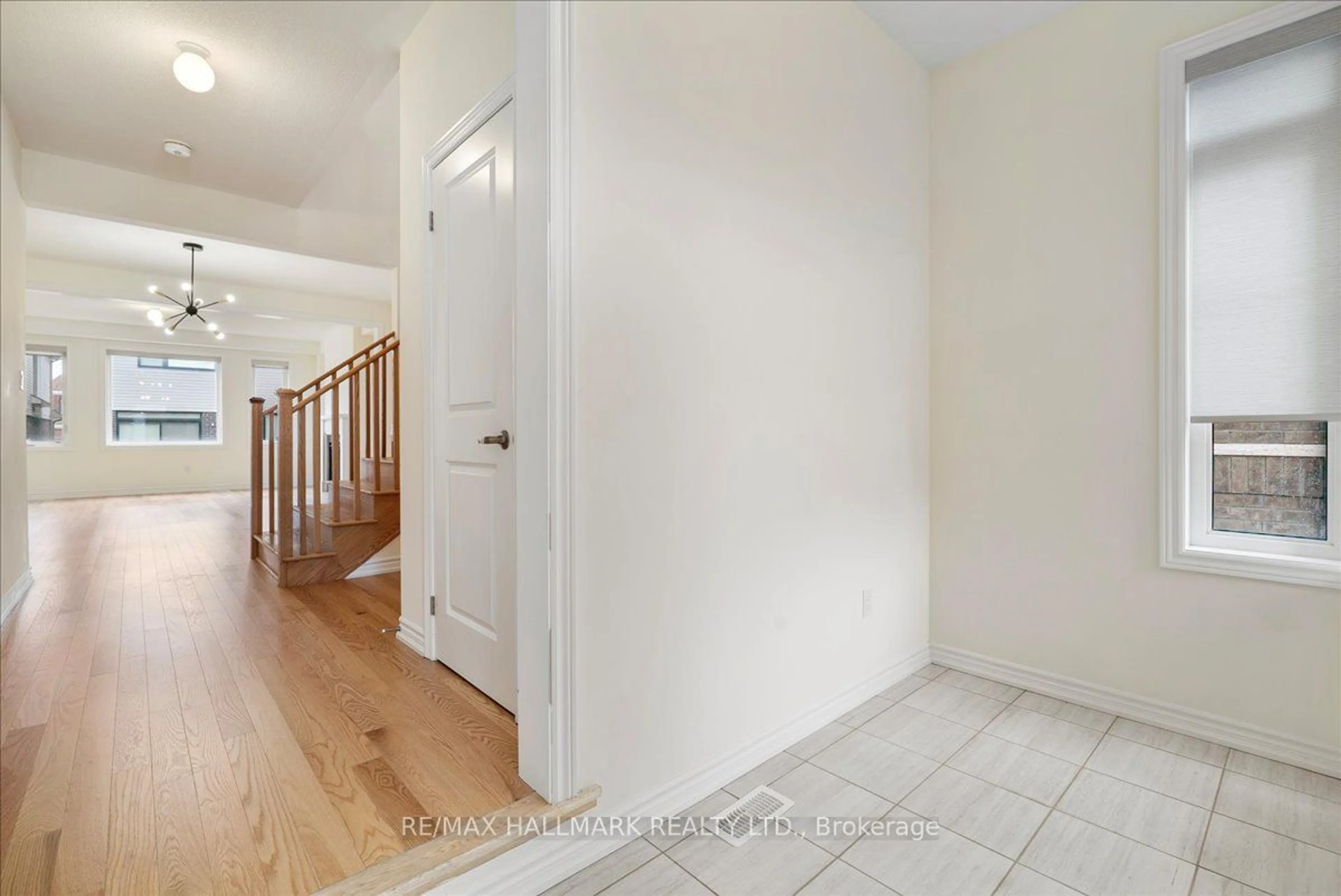 Indoor entryway, wood floors for 4 Bannister Rd, Barrie Ontario L9J 0L4