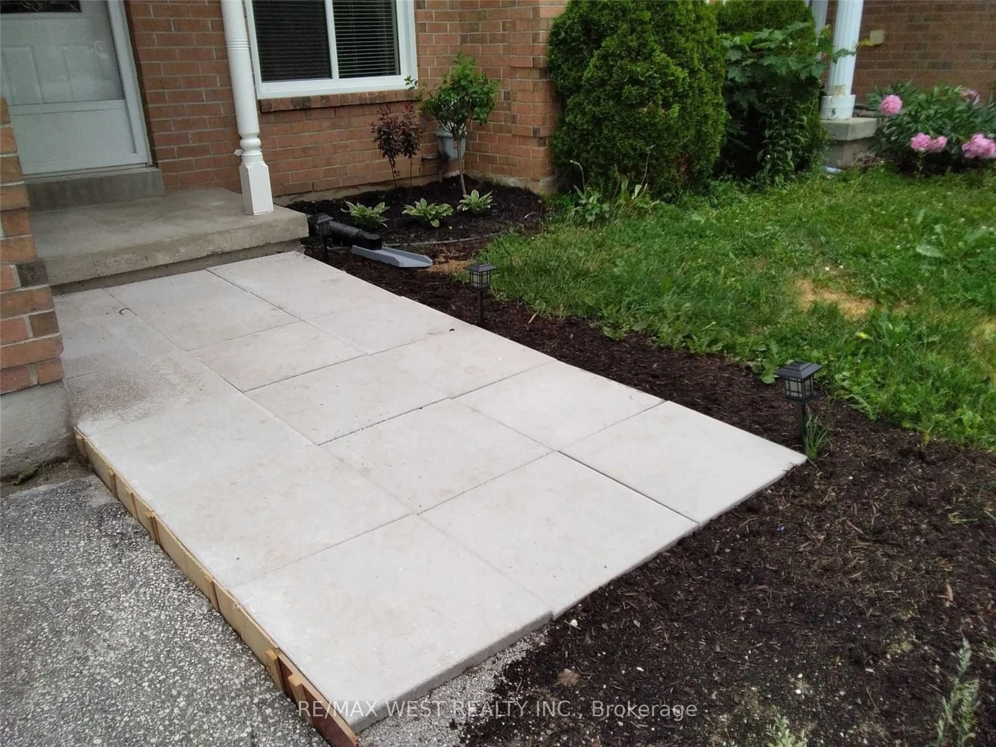 Patio, mountain for 8 Lyfytt Cres, Barrie Ontario L4N 7X4