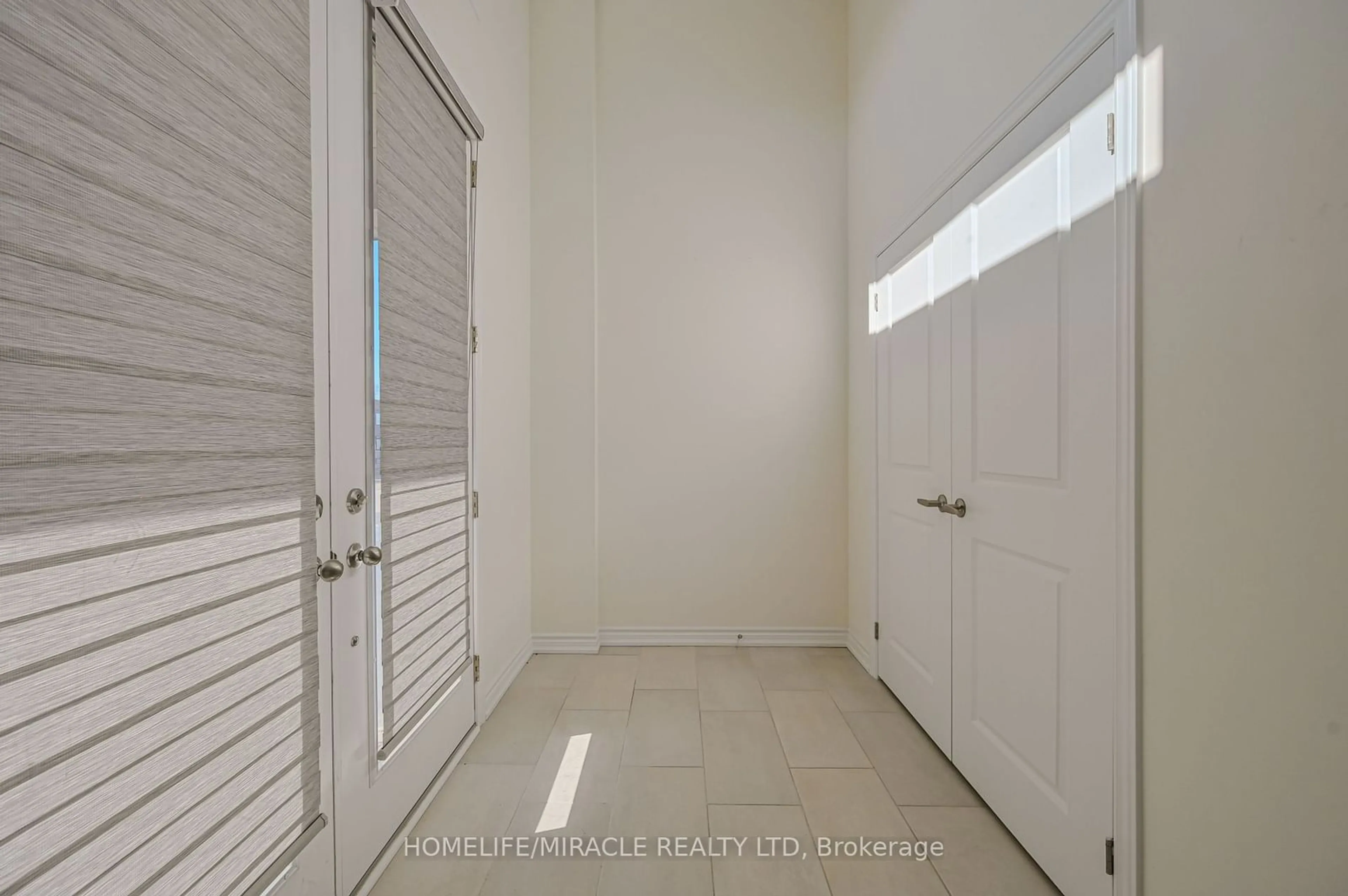 Indoor entryway, not visible floor for 8 Beatrice Dr, Wasaga Beach Ontario L9Z 1A5