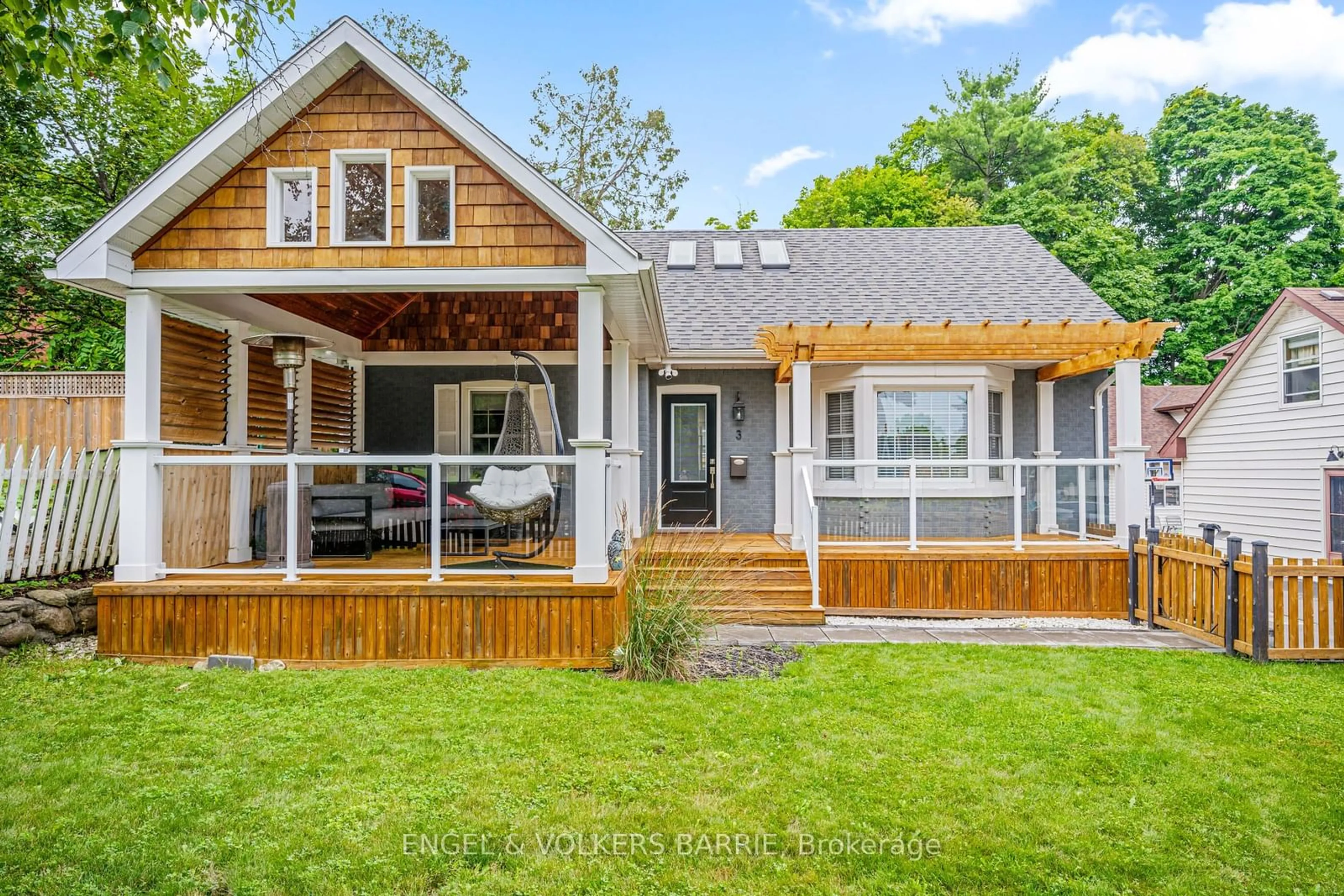 Frontside or backside of a home, cottage for 3 St Vincent Sq, Barrie Ontario L4M 3Y1