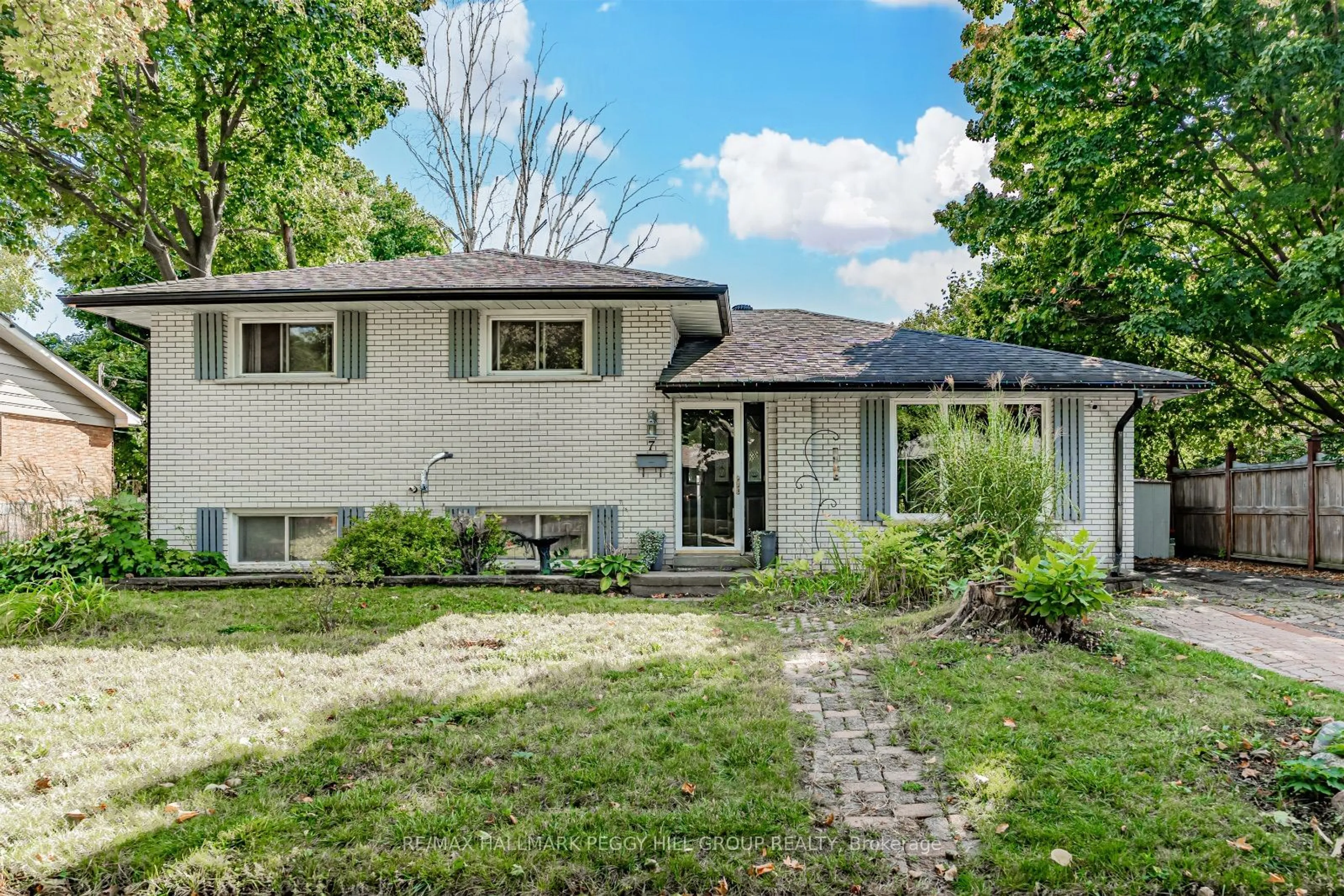 Frontside or backside of a home, cottage for 7 Alexander Ave, Barrie Ontario L4M 2B5