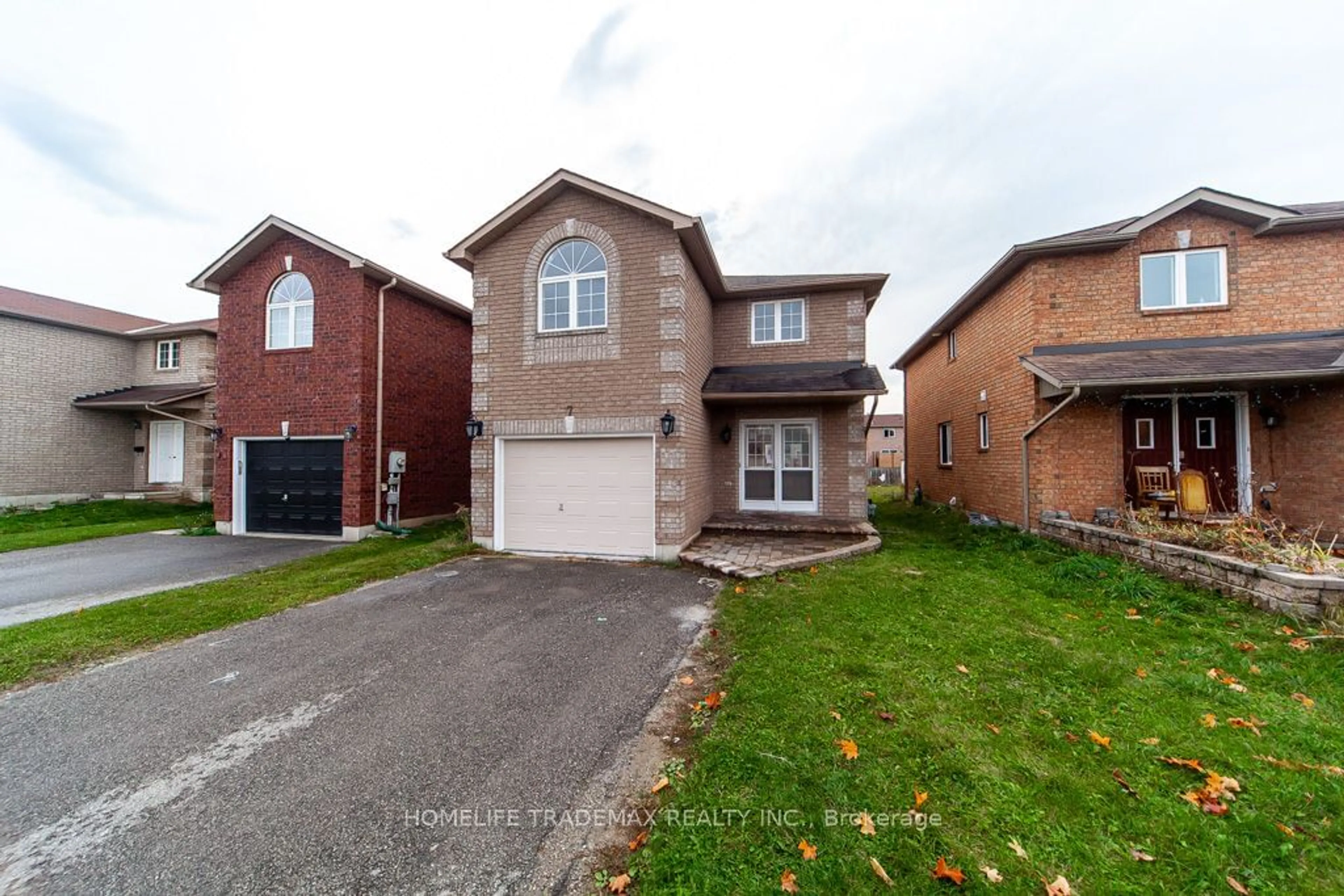 Frontside or backside of a home, the street view for 7 Harrogate Crt, Barrie Ontario L4M 0B9