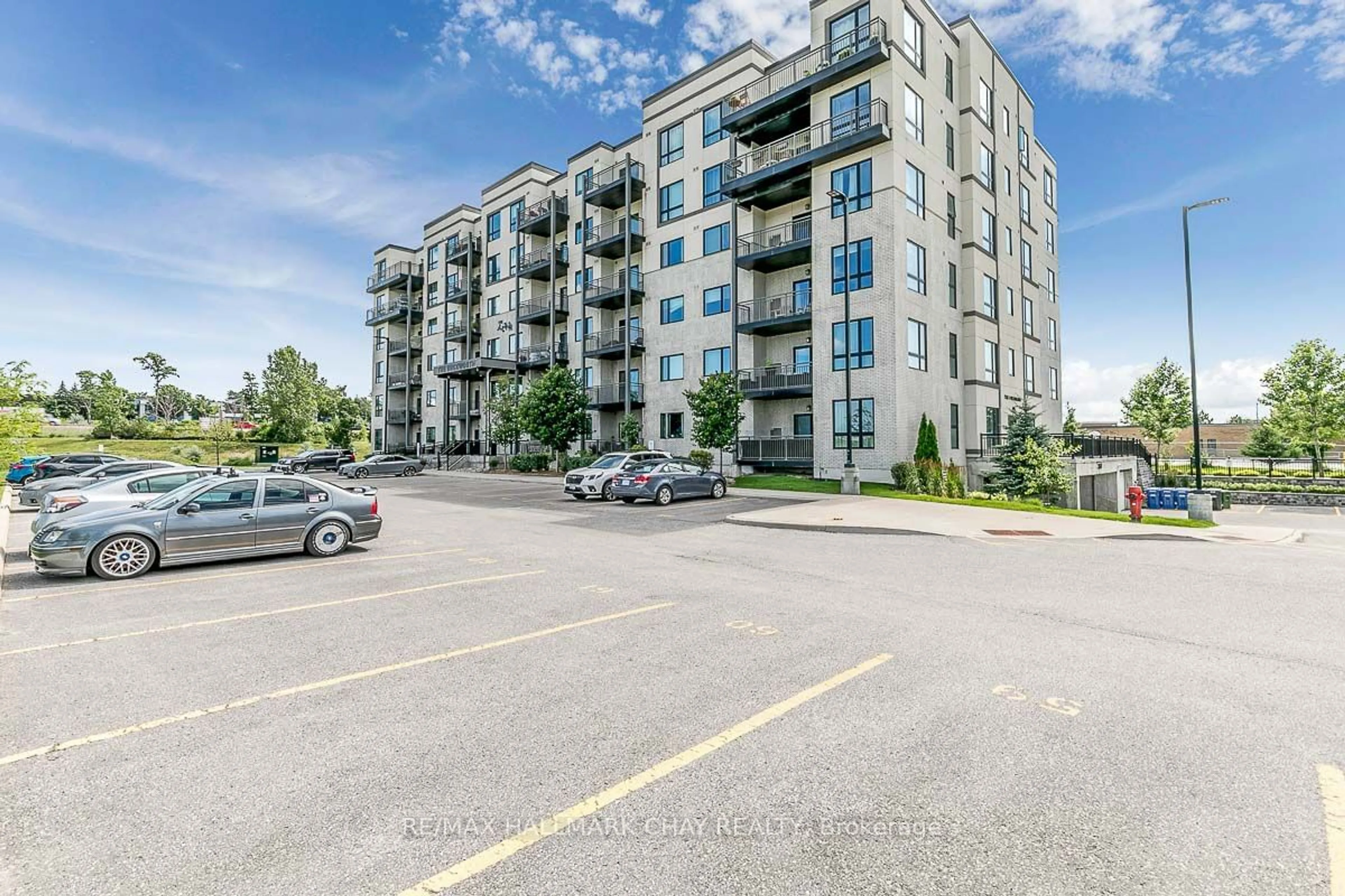 A pic from exterior of the house or condo, the street view for 299 Cundles Rd #205, Barrie Ontario L4M 0K9