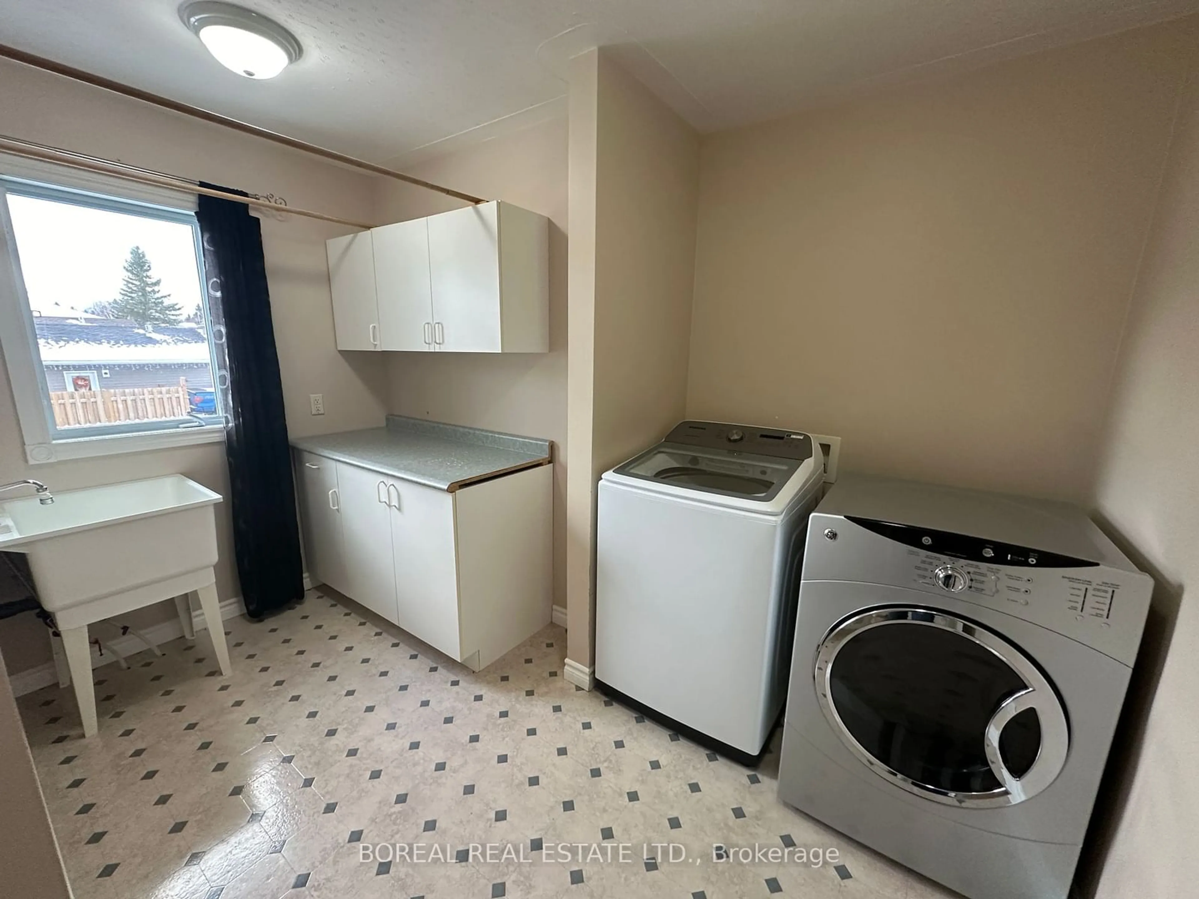 Laundry room for 66 Huron Rd, Cochrane Ontario P0L 1C0