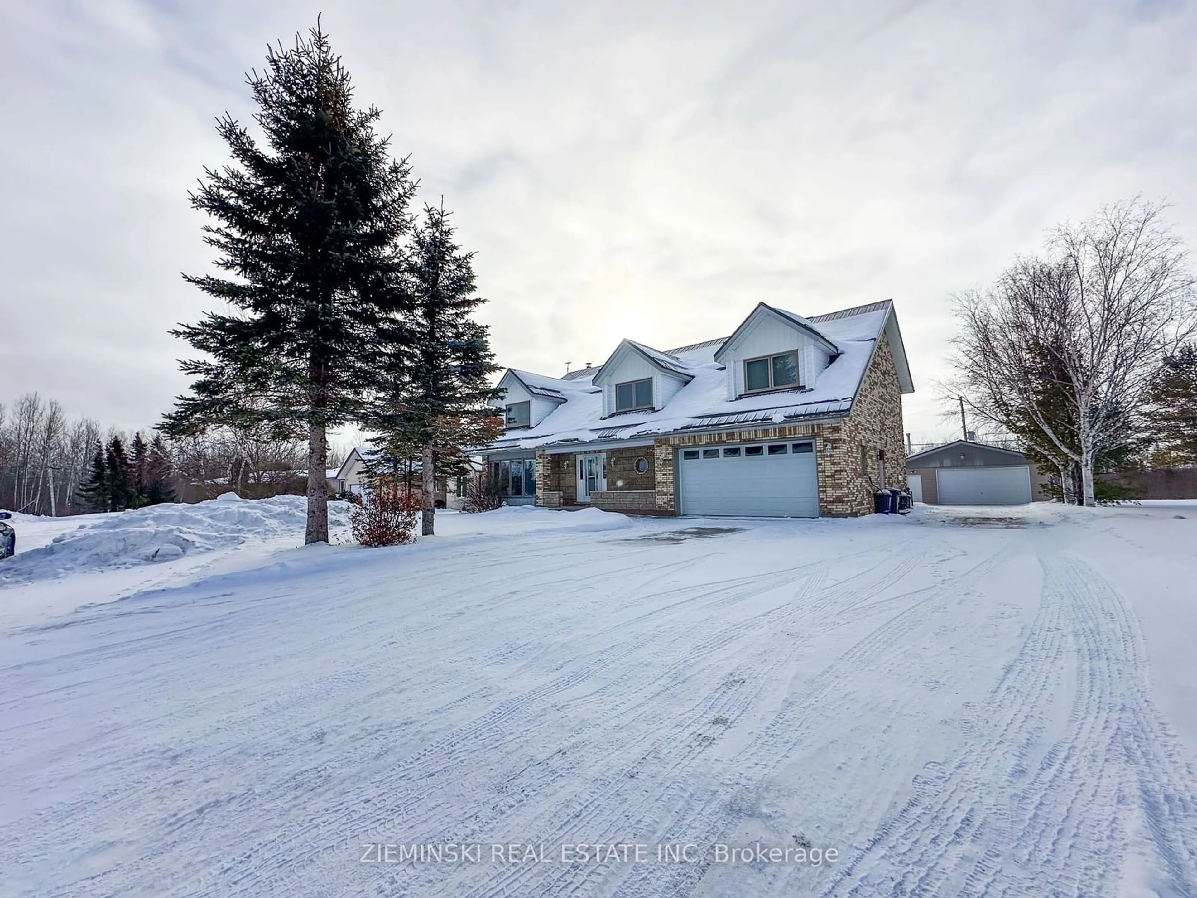 A pic from outside/outdoor area/front of a property/back of a property/a pic from drone, street for 639 Majestic St, Iroquois Falls Ontario P0K 1G0