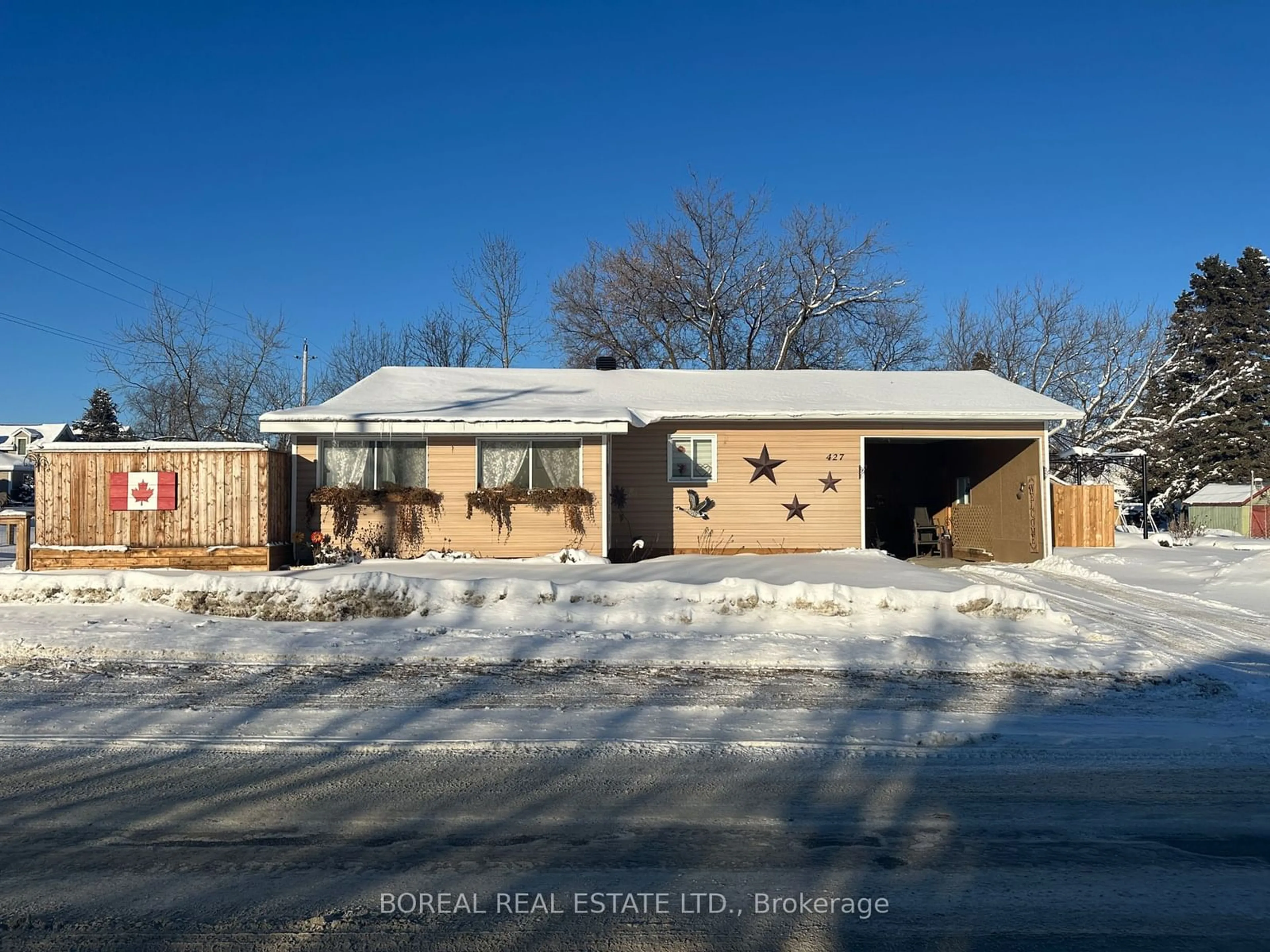 Home with brick exterior material, building for 427 Third St, Cochrane Ontario P0L 1C0