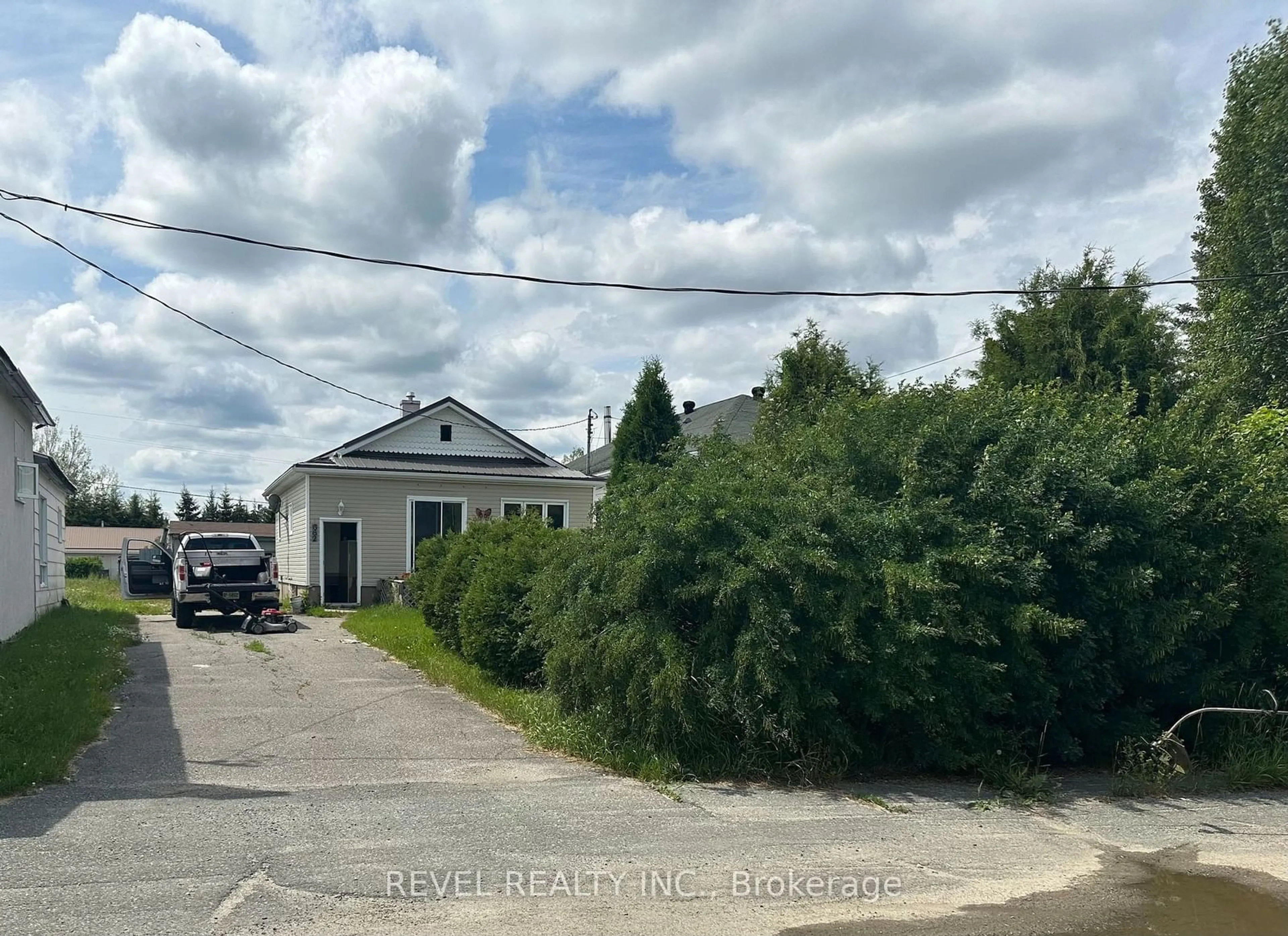 A pic from outside/outdoor area/front of a property/back of a property/a pic from drone, building for 662 Gleason Ave, Black River-Matheson Ontario P0K 1C0