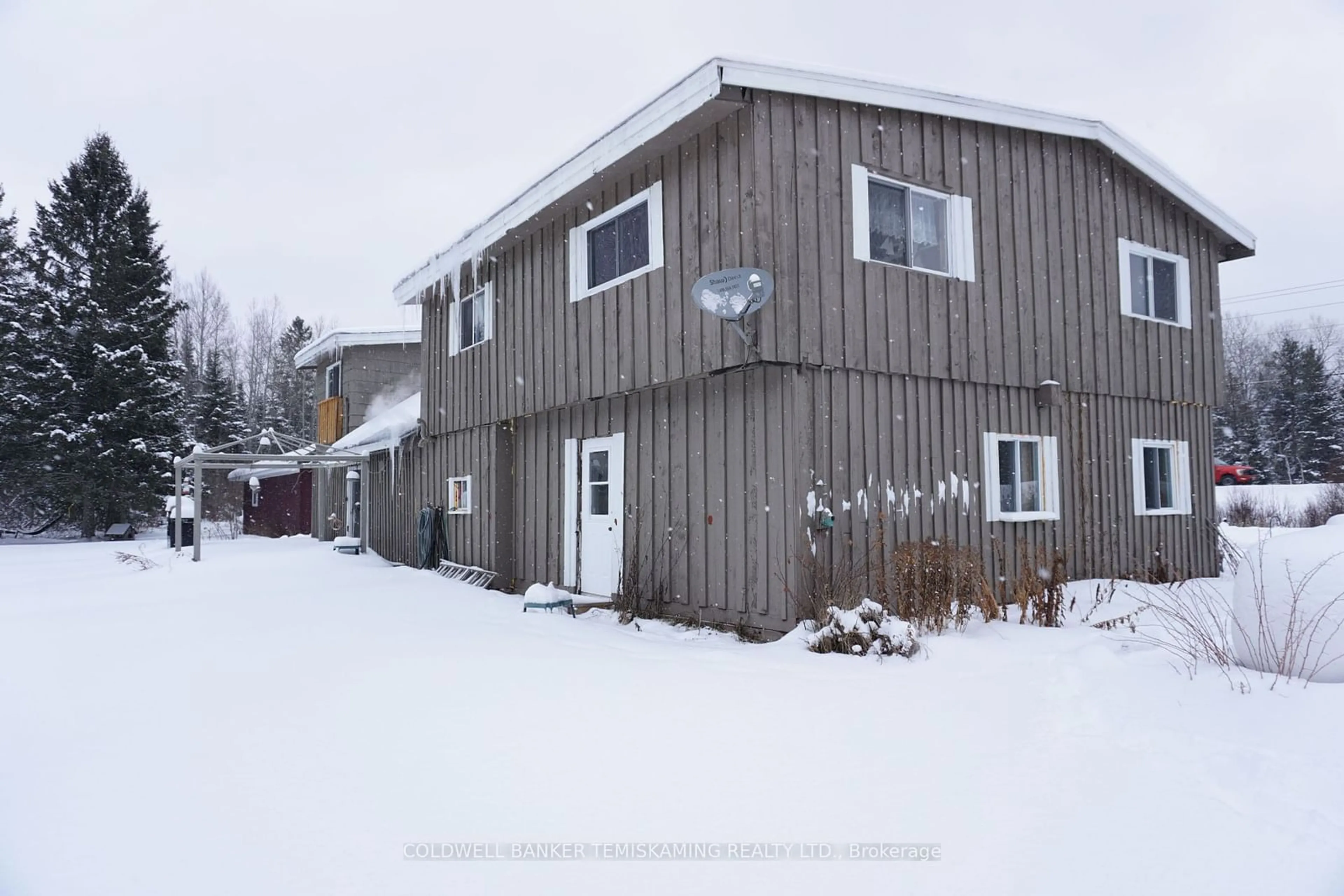 A pic from outside/outdoor area/front of a property/back of a property/a pic from drone, building for 994408 Highway 11, Coleman Ontario P0J 1C0