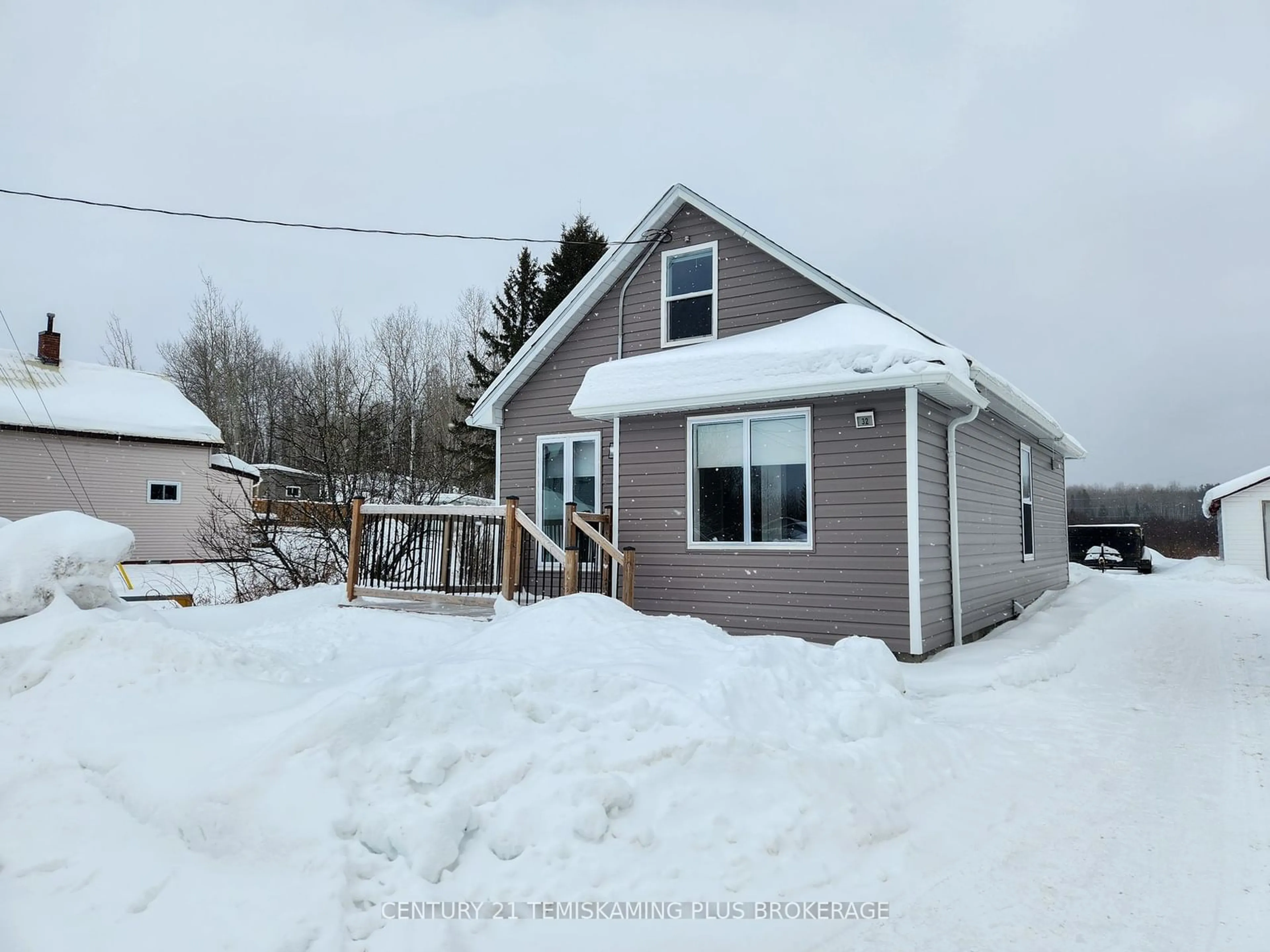 A pic from outside/outdoor area/front of a property/back of a property/a pic from drone, street for 32 Earl St, Kirkland Lake Ontario P2N 2X7