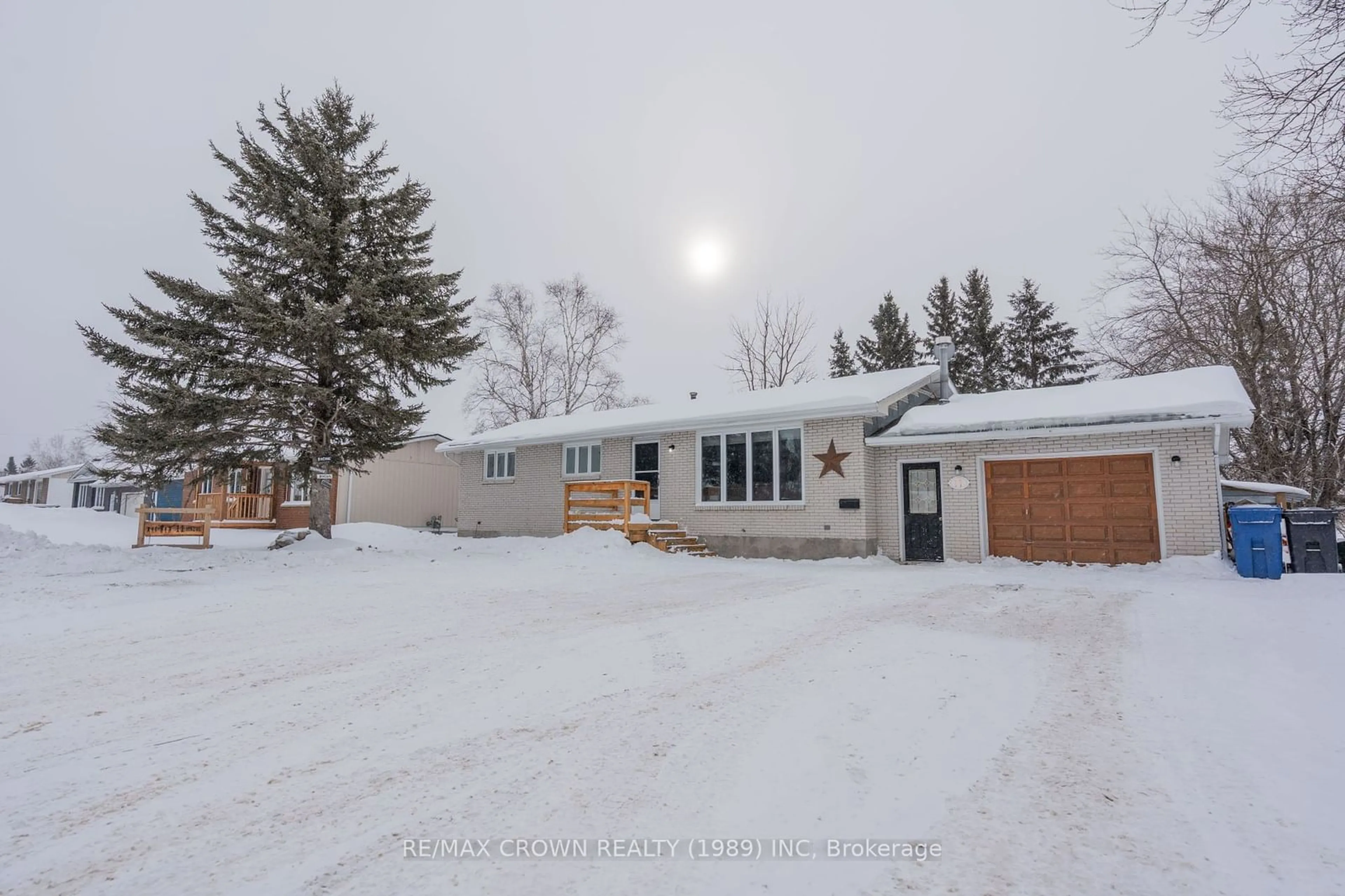 A pic from outside/outdoor area/front of a property/back of a property/a pic from drone, street for 11 Hazel St, Kapuskasing Ontario P5N 2R6