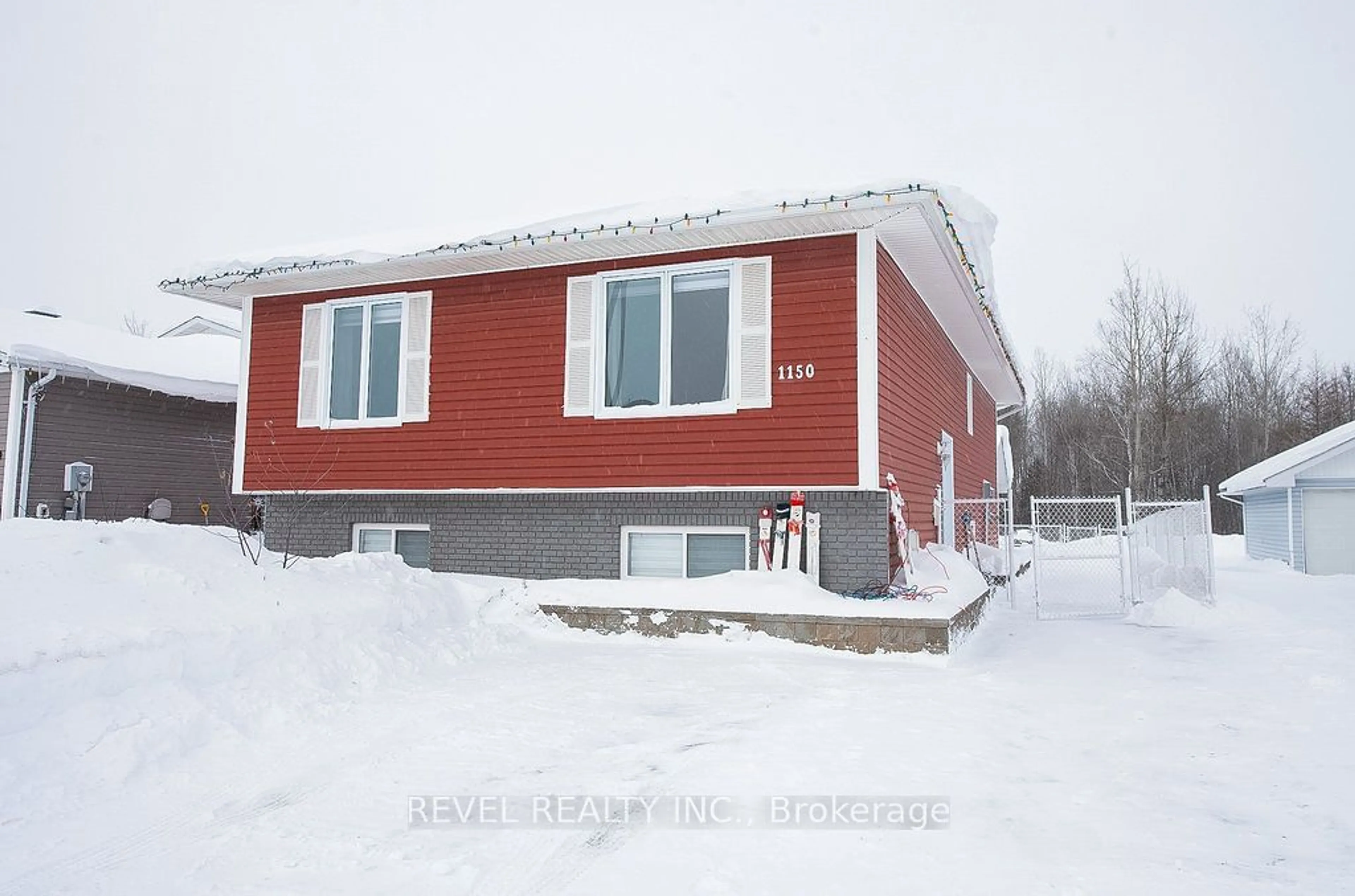 Home with vinyl exterior material, building for 1150 Park Ave, Timmins Ontario P4R 1L6