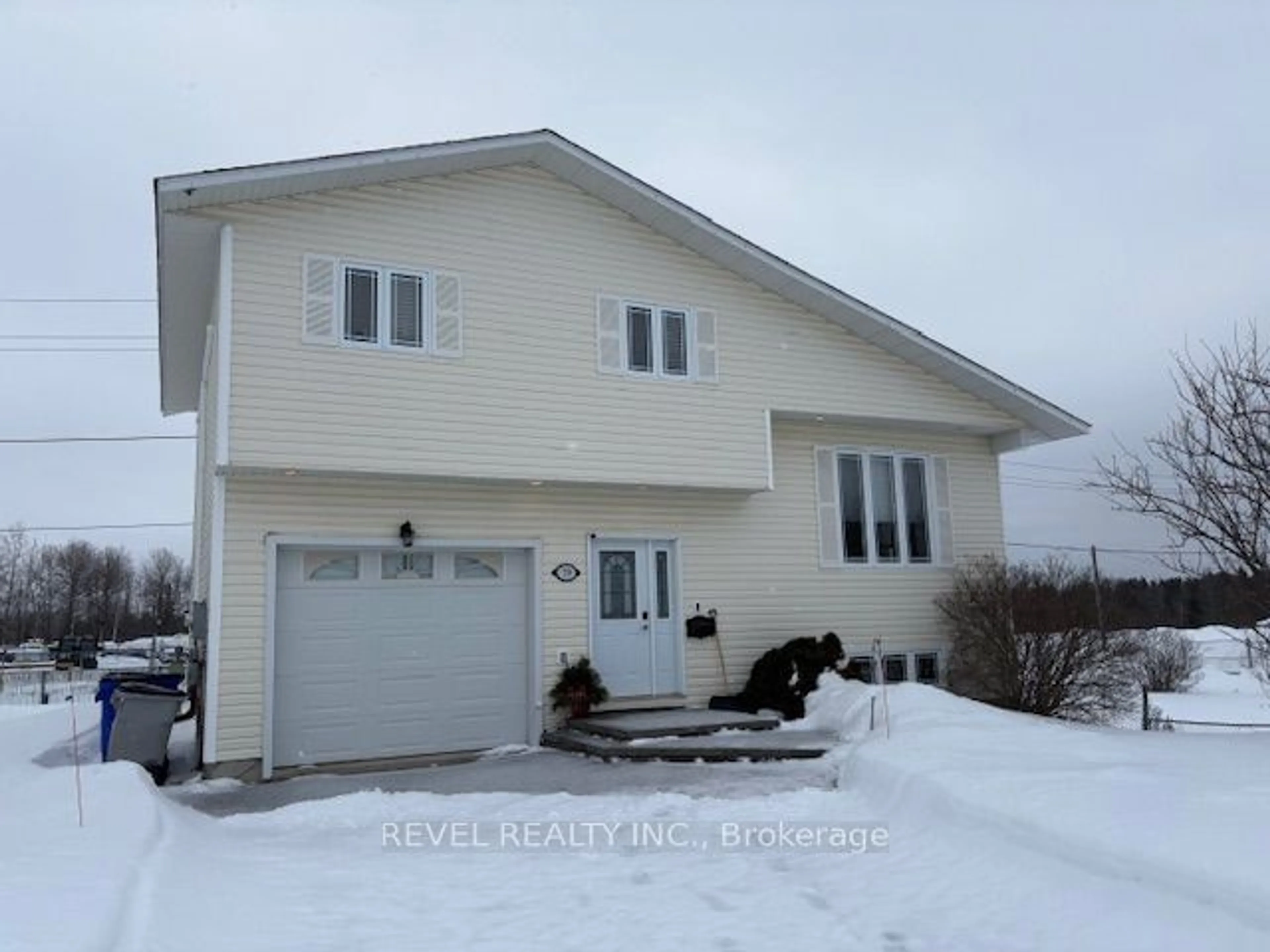 Home with vinyl exterior material, building for 79 Meadow Lane, Timmins Ontario P4R 1M7