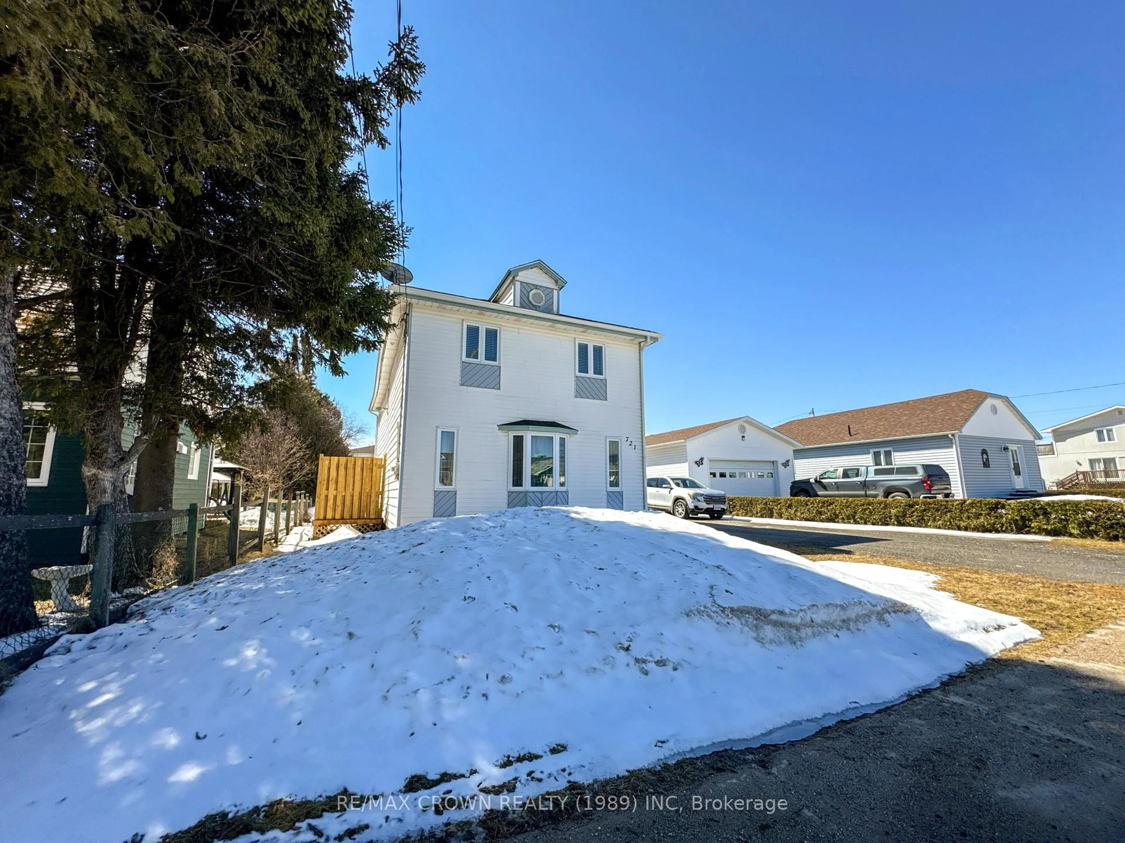 A pic from outside/outdoor area/front of a property/back of a property/a pic from drone, street for 721 Alexandra St, Hearst Ontario P0L 1N0