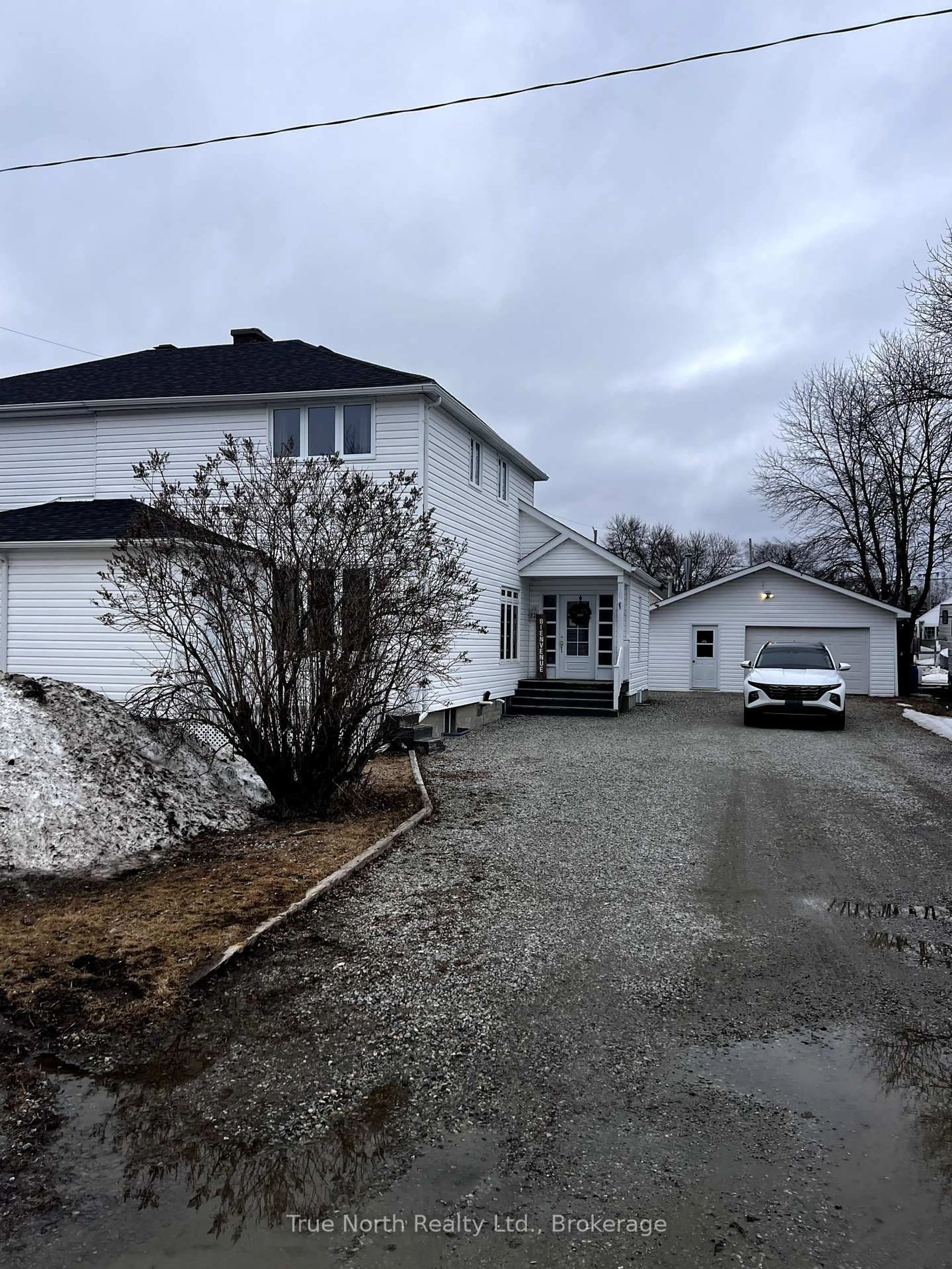 A pic from outside/outdoor area/front of a property/back of a property/a pic from drone, street for 18 Victoria St, Kapuskasing Ontario P5N 1K7